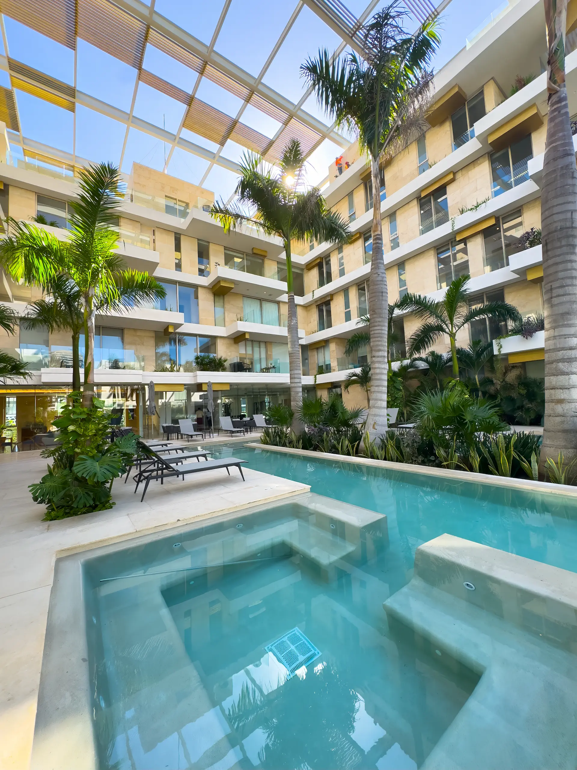 Jacuzzi y alberca en el atrio acristalado de Alba Marina Puerto Cancún