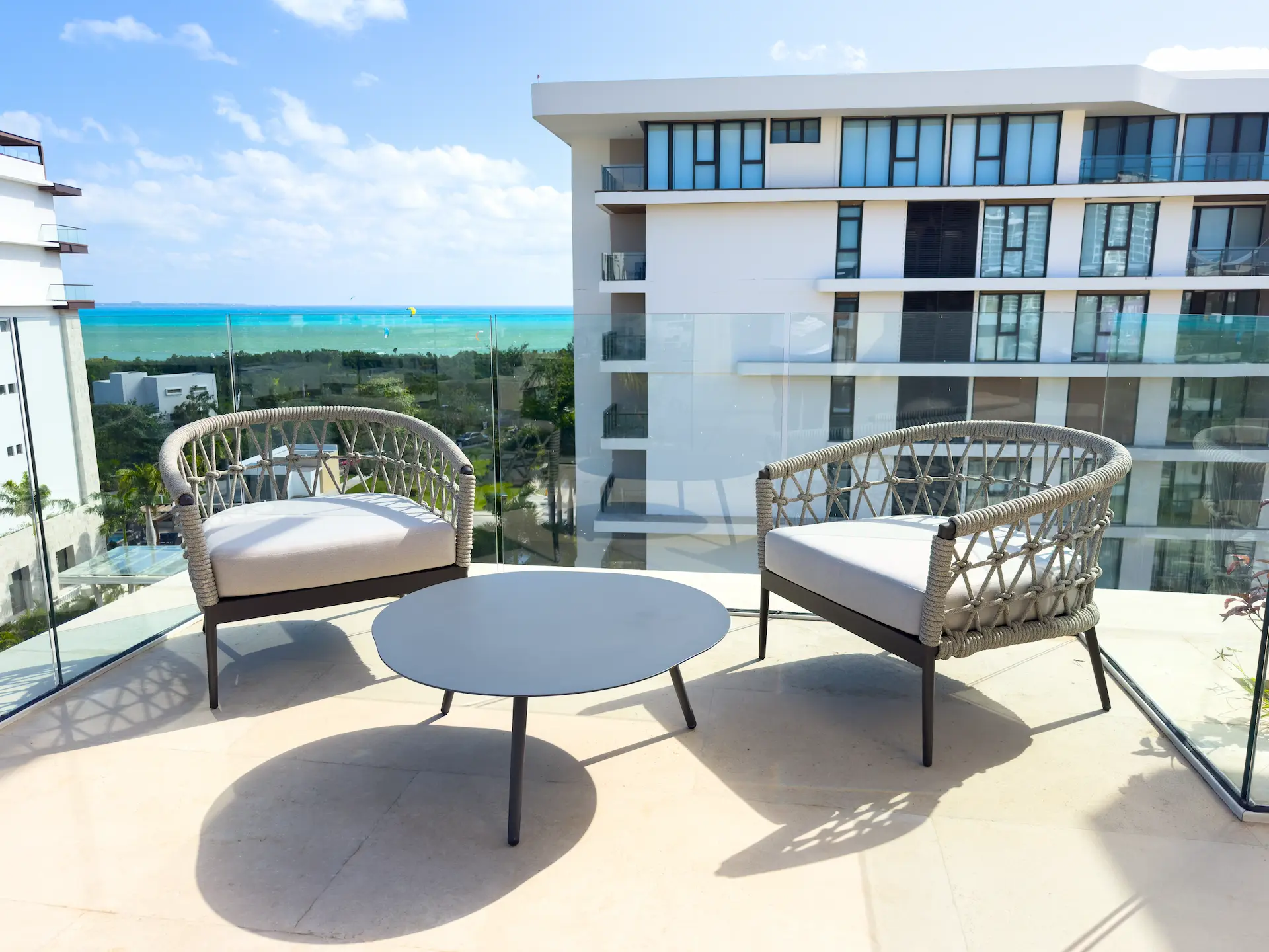 Terraza de departamento en Alba con sillones y vista al Mar Caribe turquesa