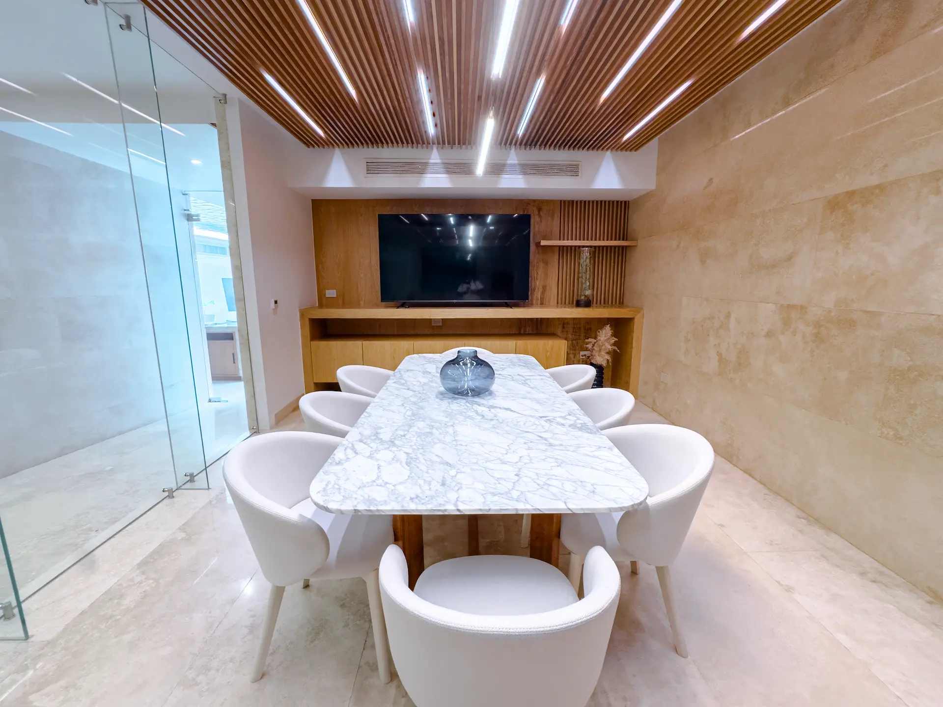 Business Center de Alba Marina Puerto Cancún con mesa de mármol y techo de listones de madera