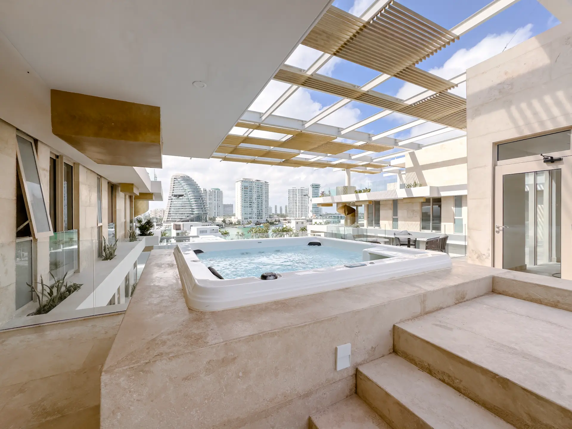 Jacuzzi en roof top de penthouse en Alba con vista panorámica a la marina de Puerto Cancún