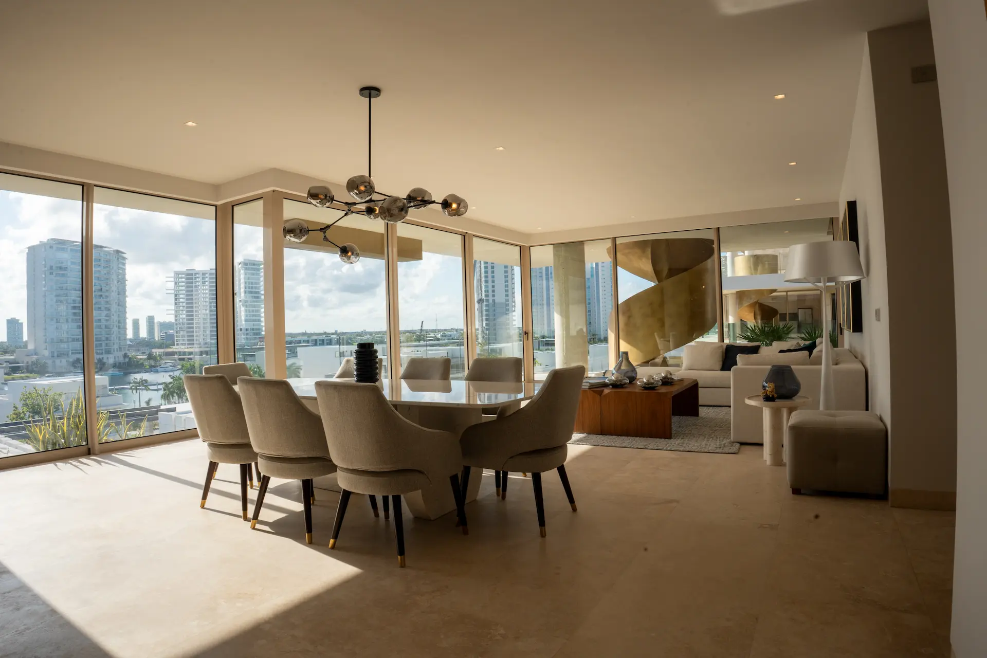 Sala-comedor de lujo en Alba Marina Puerto Cancún con vista panorámica a la marina y zona urbana de Cancún