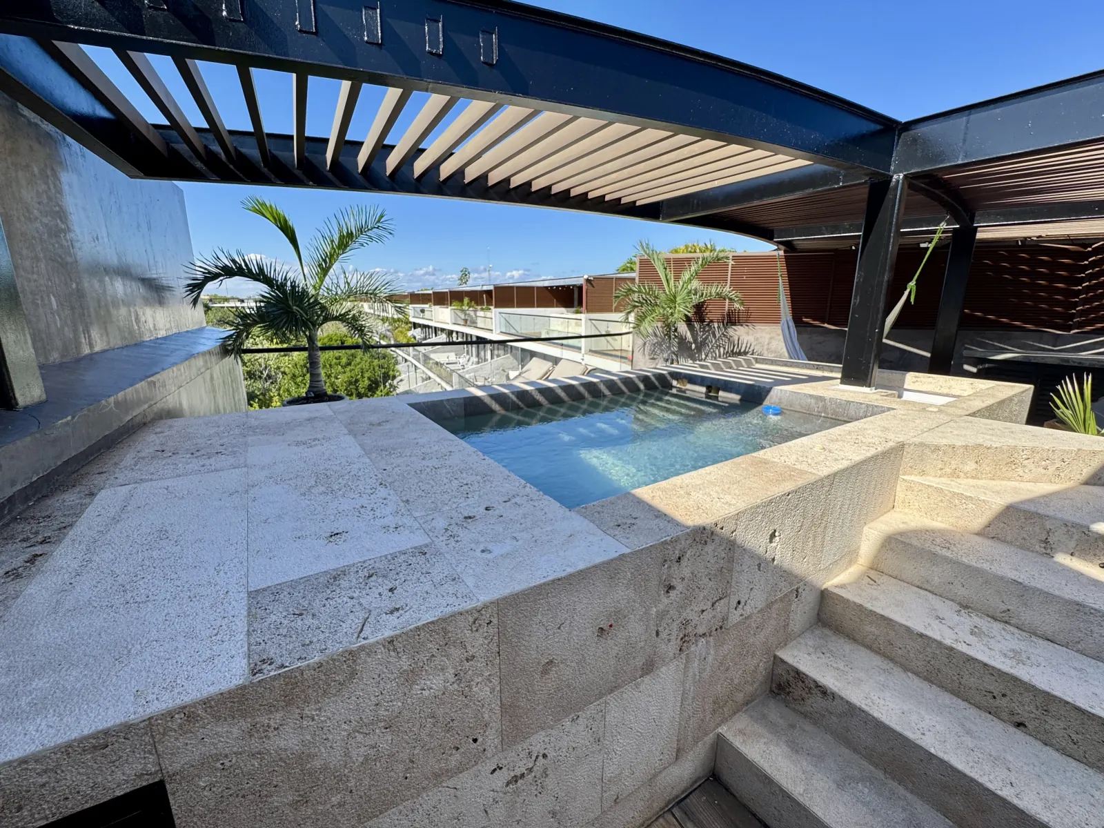 AWA Playacar II Penthouse Esquinero — terraza rooftop privada con jacuzzi en Playacar Playa del Carmen, 3 recámaras amuebladas turnkey