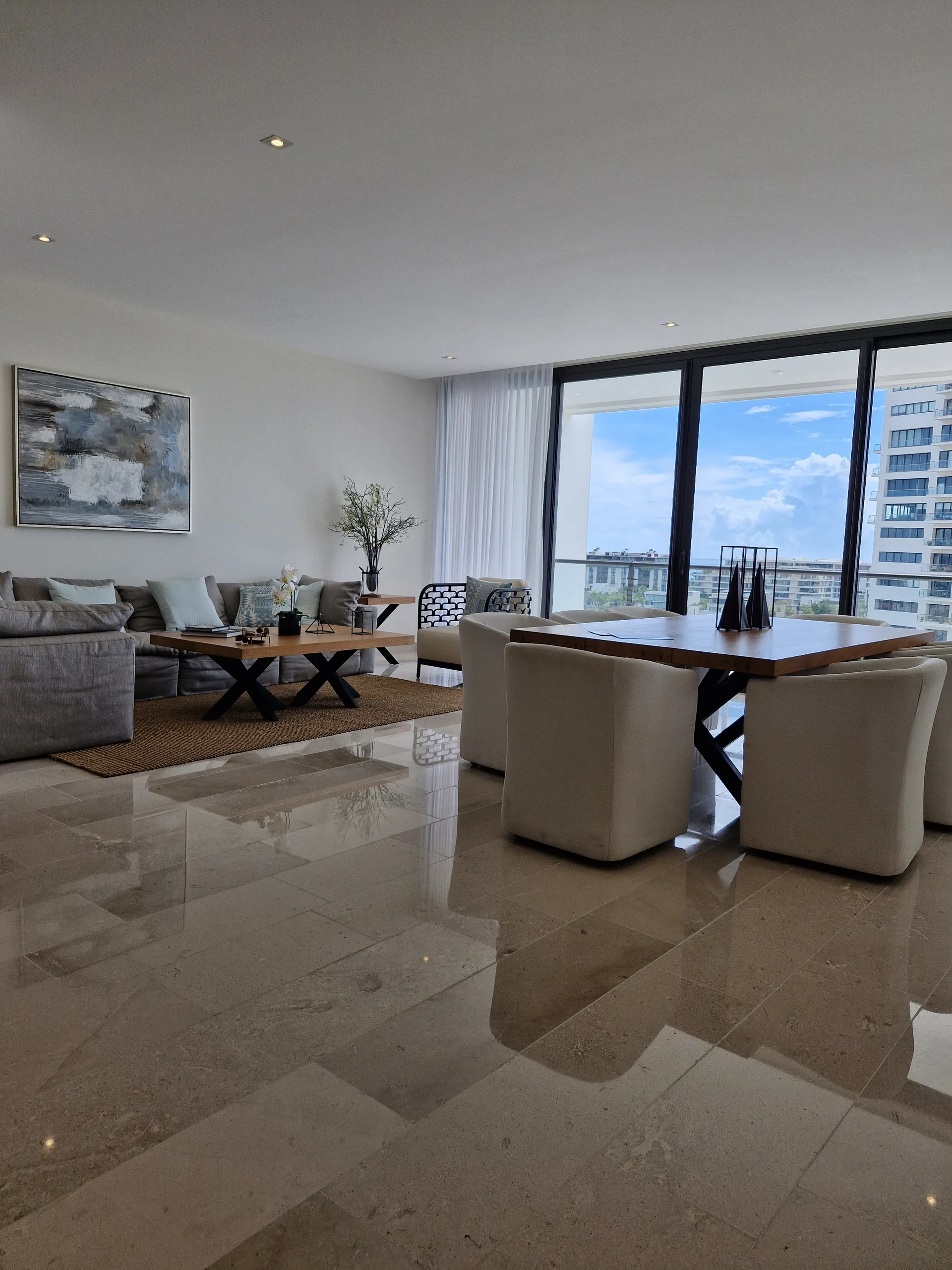 Sala comedor ventanales vista ciudad Blume Puerto Cancún