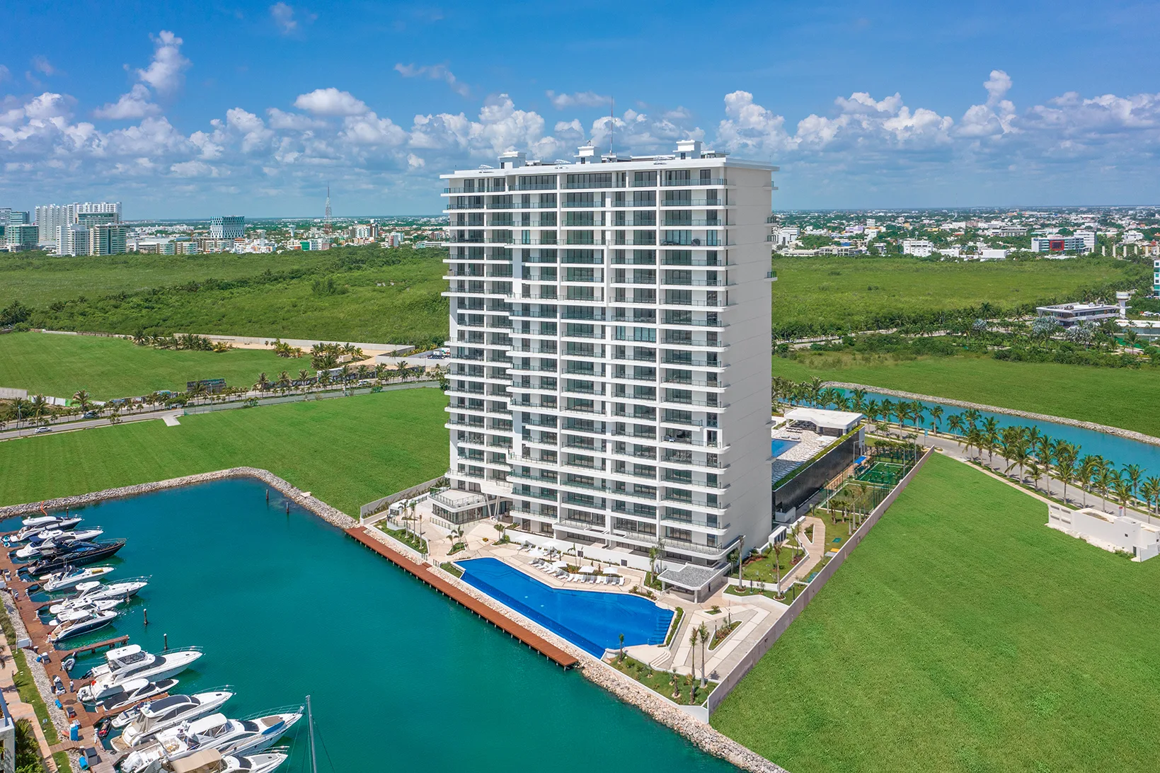 Vista aérea con drone de torre y marina Blume Puerto Cancún