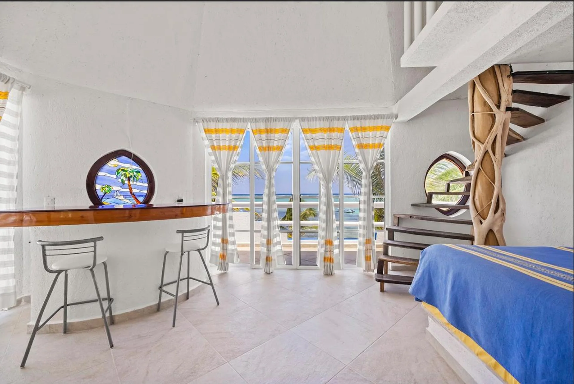 Interior de estudio con barra, vitral y vista al mar en villa Casa Cenote, Tankah Tulum