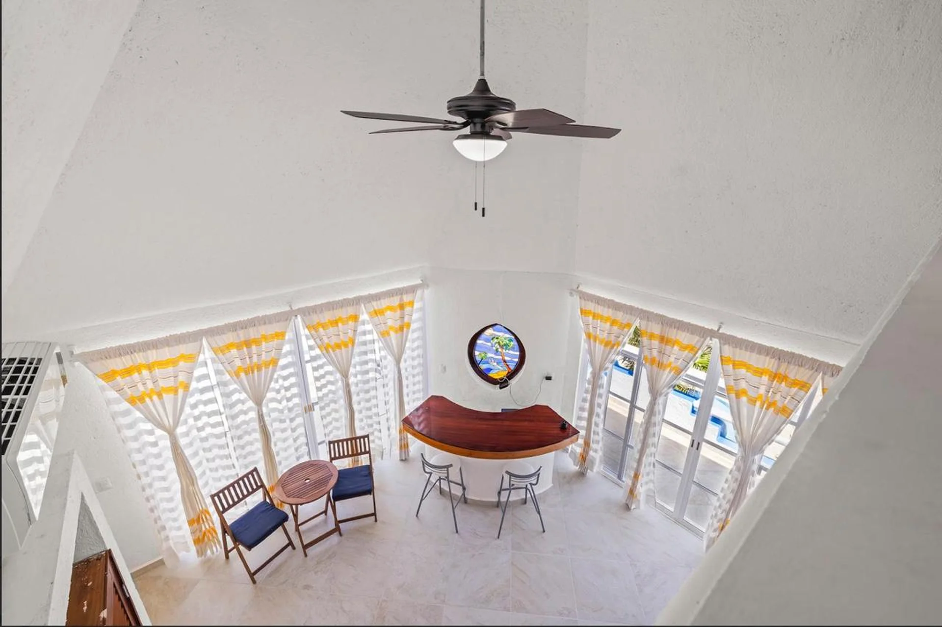 Interior con techo piramidal y vista a la piscina en villa Casa Cenote, Tankah Tulum