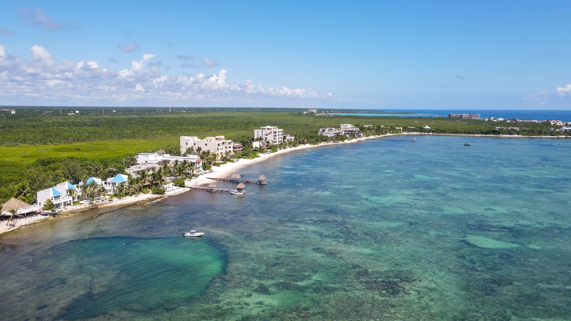 Vista aérea de la costa, playa y villas de Casa Cenote en Bahía Tankah, Tulum, México