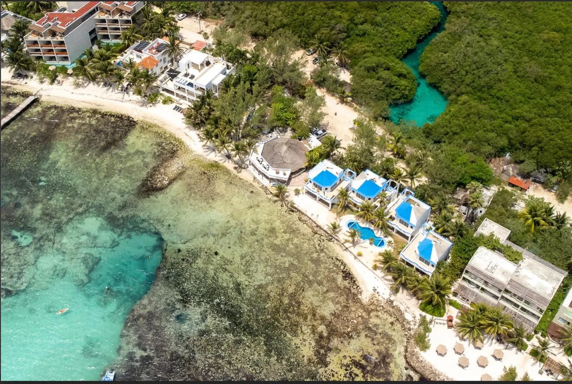 Casa Cenote — 3,279 m² en 3 lotes frente al mar en Bahía Tankah, Tulum. Hotel boutique de 11 habitaciones operando con restaurante, bar y cenote al cruzar la calle. $6,500,000 USD