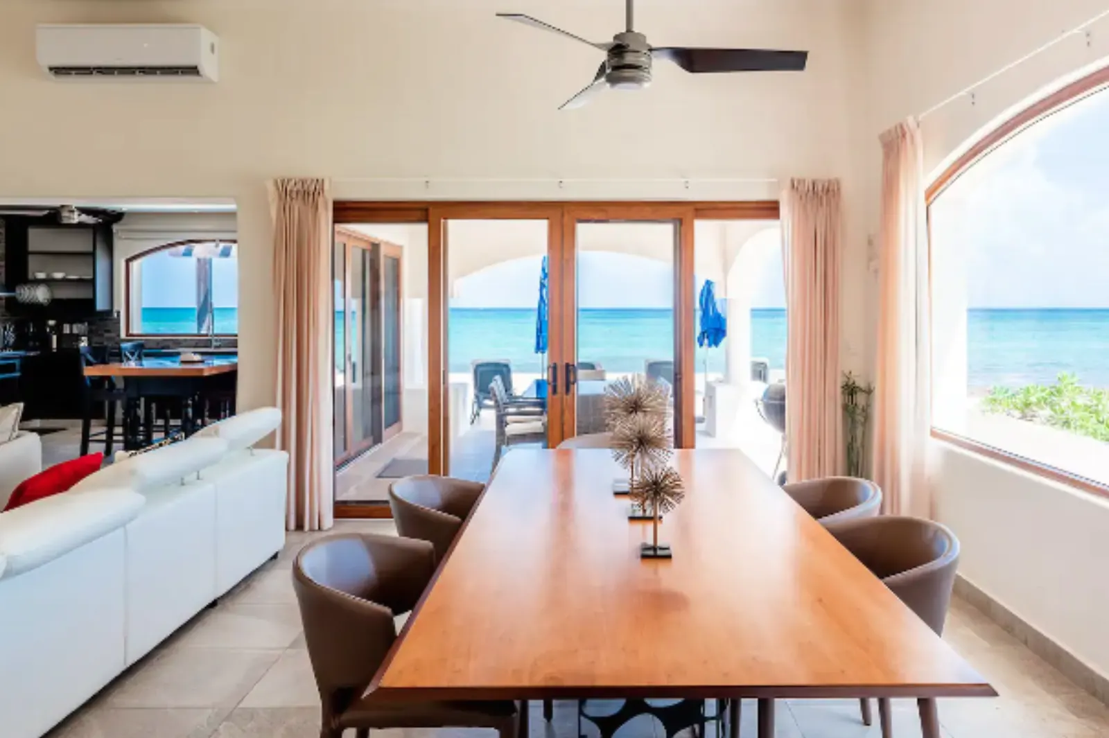 Comedor amueblado vistas mar - Casa Karlita
