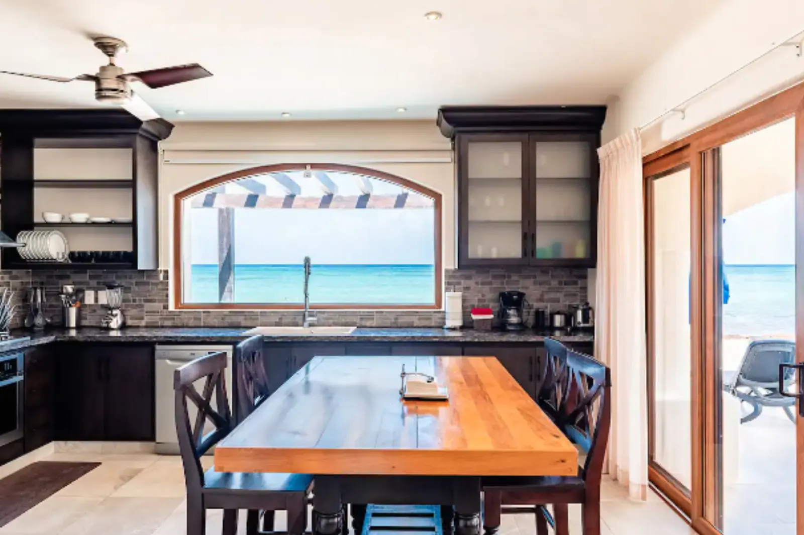 Comedor cocina integrados vista jardin - Casa Karlita