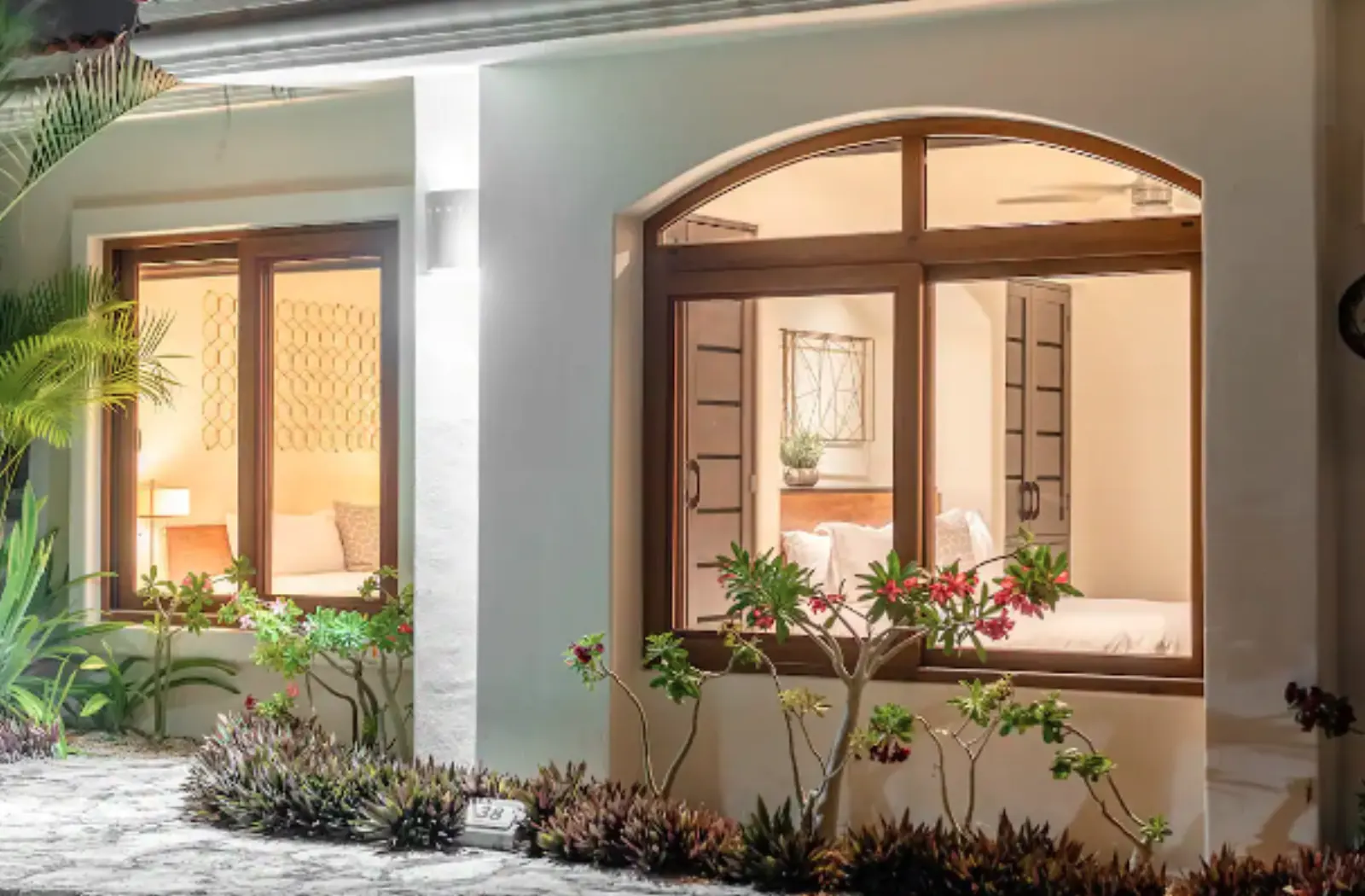Casa Karlita es una residencia beachfront de tres recámaras dentro de Playacar, la comunid...
