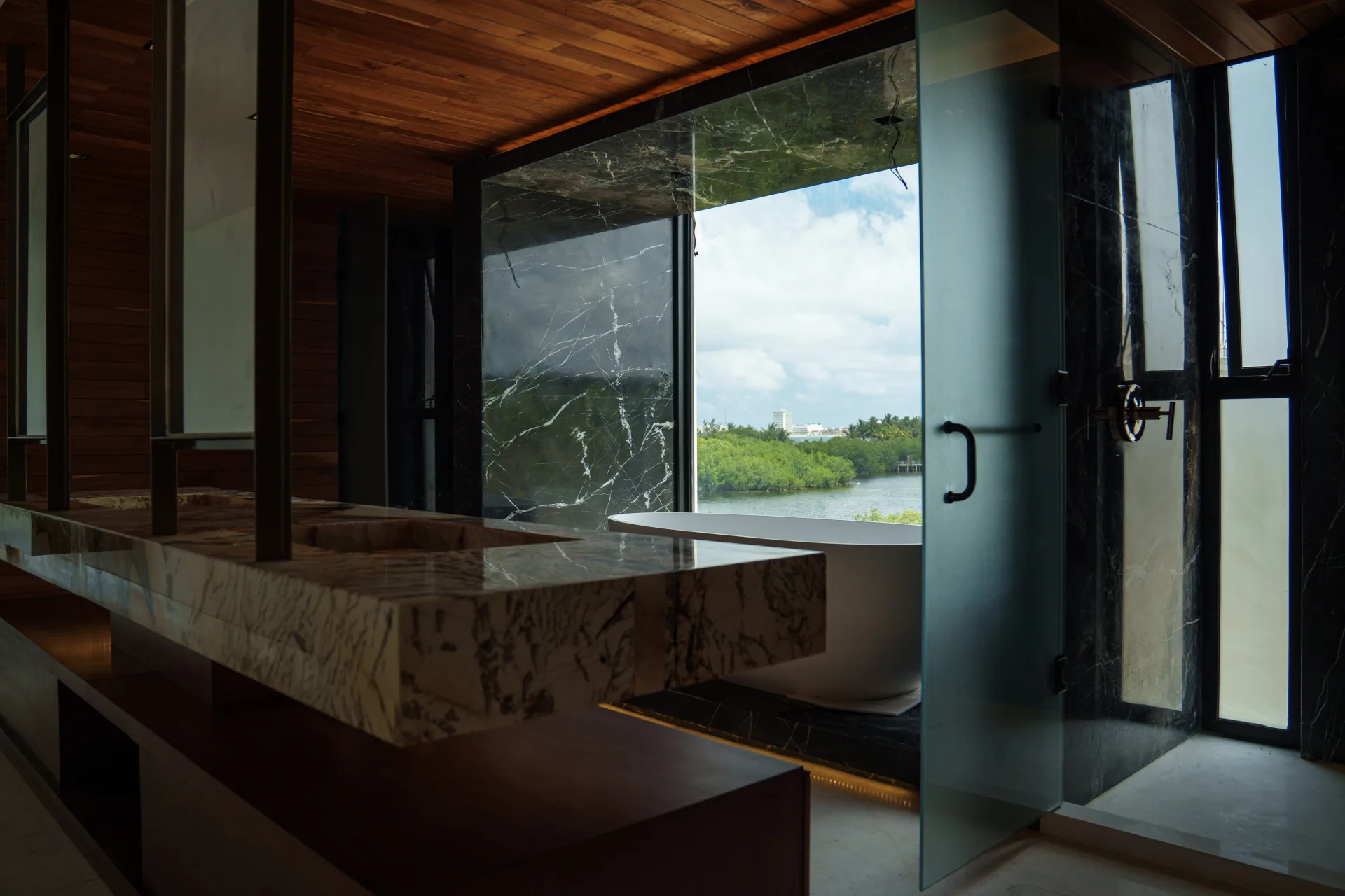 Casa Lagunas 2 — baño principal doble lavabo marmol puerto cancun, Puerto Cancun