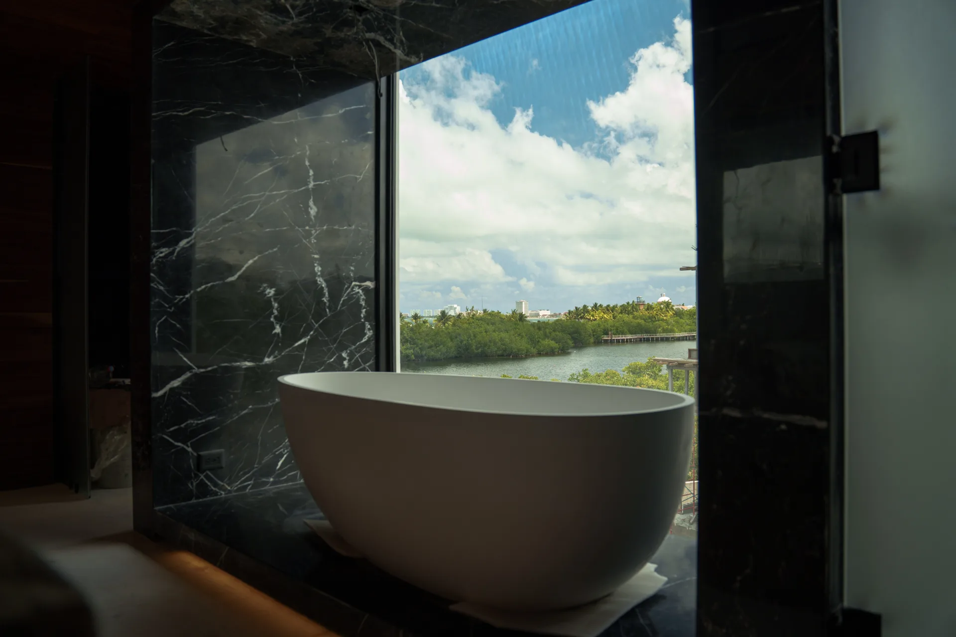 Casa Lagunas 2 — baño principal tina vista canal puerto cancun, Puerto Cancun