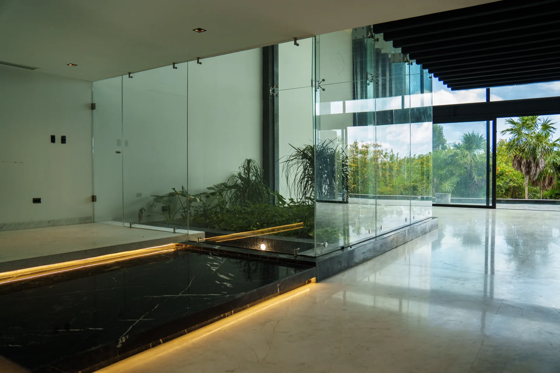 Casa Lagunas 2 — espejo agua jardín interior marmol negro puerto cancun, Puerto Cancun