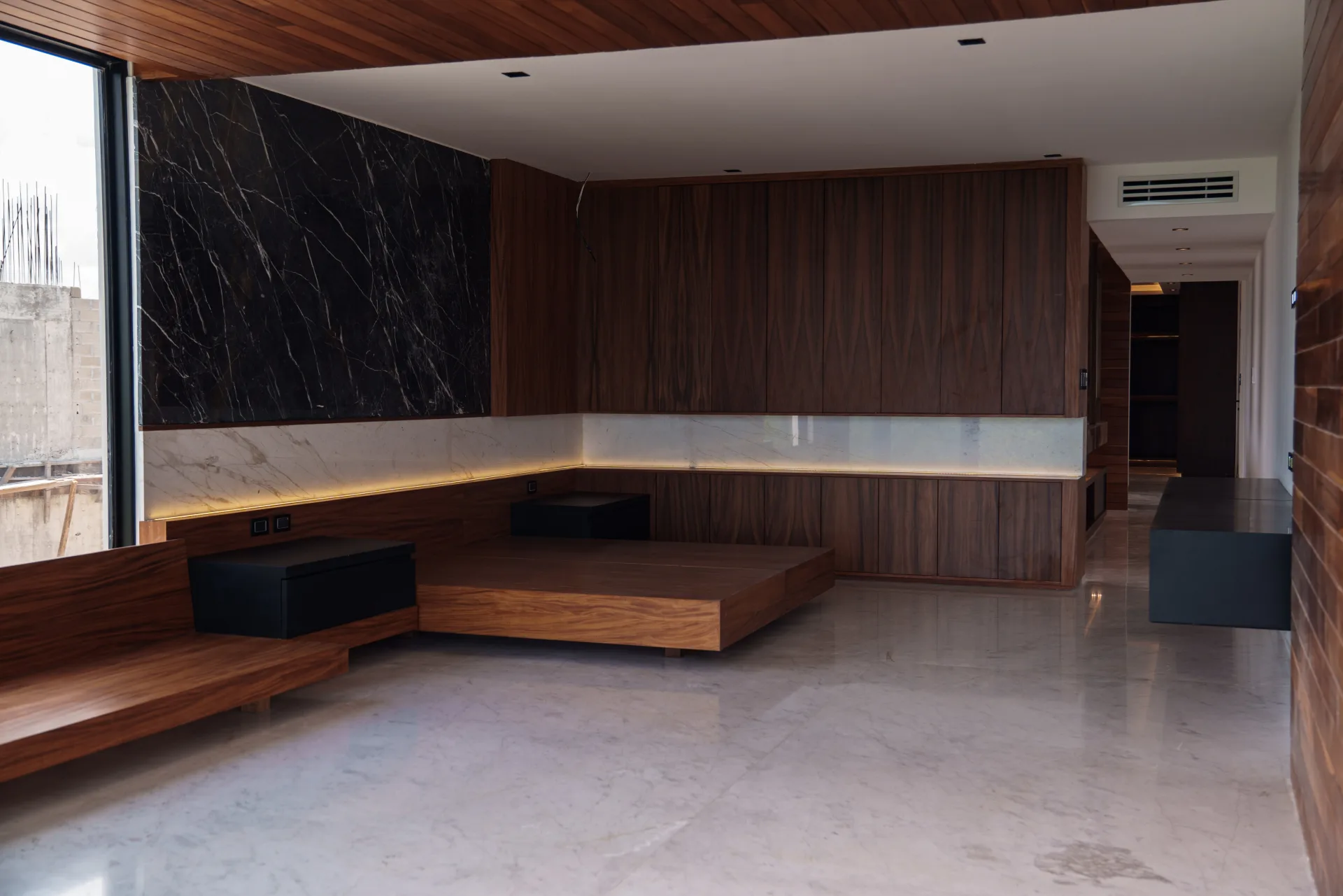 Casa Lagunas 2 — estancia muro marmol negro nicho iluminado puerto cancun, Puerto Cancun
