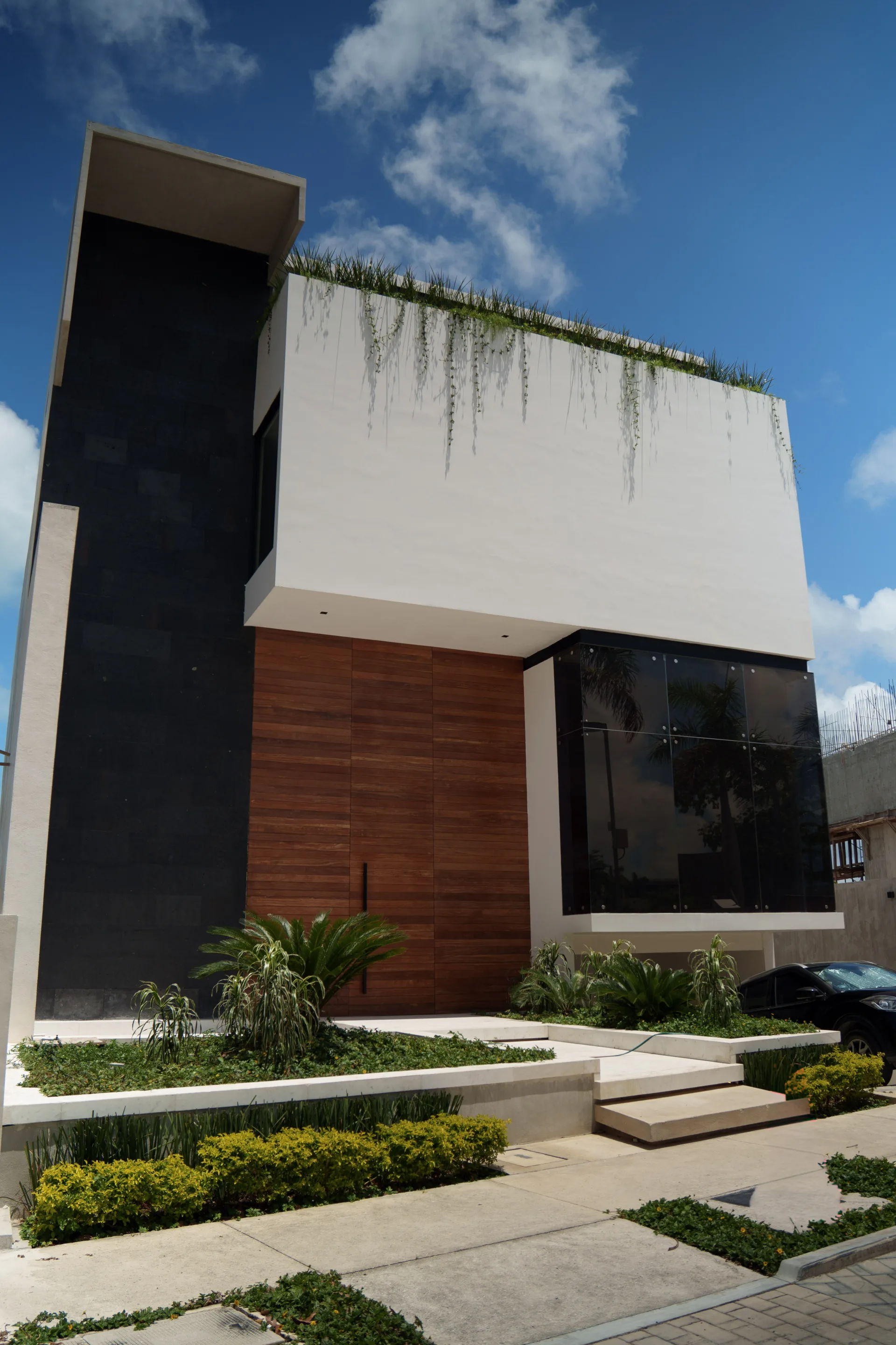 Casa Lagunas 2 — fachada vertical entrada muro verde puerto cancun, Puerto Cancun
