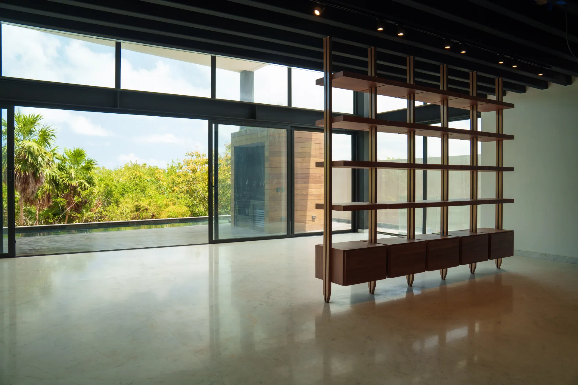 Casa Lagunas 2 — sala doble altura librero divisor puerto cancun, Puerto Cancun