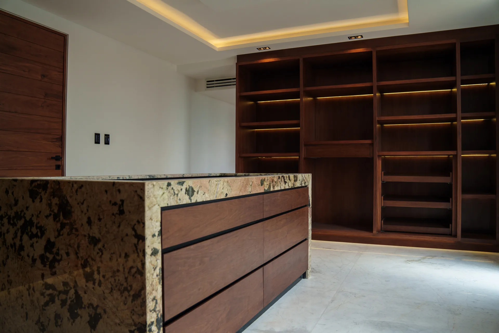 Casa Lagunas 2 — vestidor principal isla marmol exotico puerto cancun, Puerto Cancun
