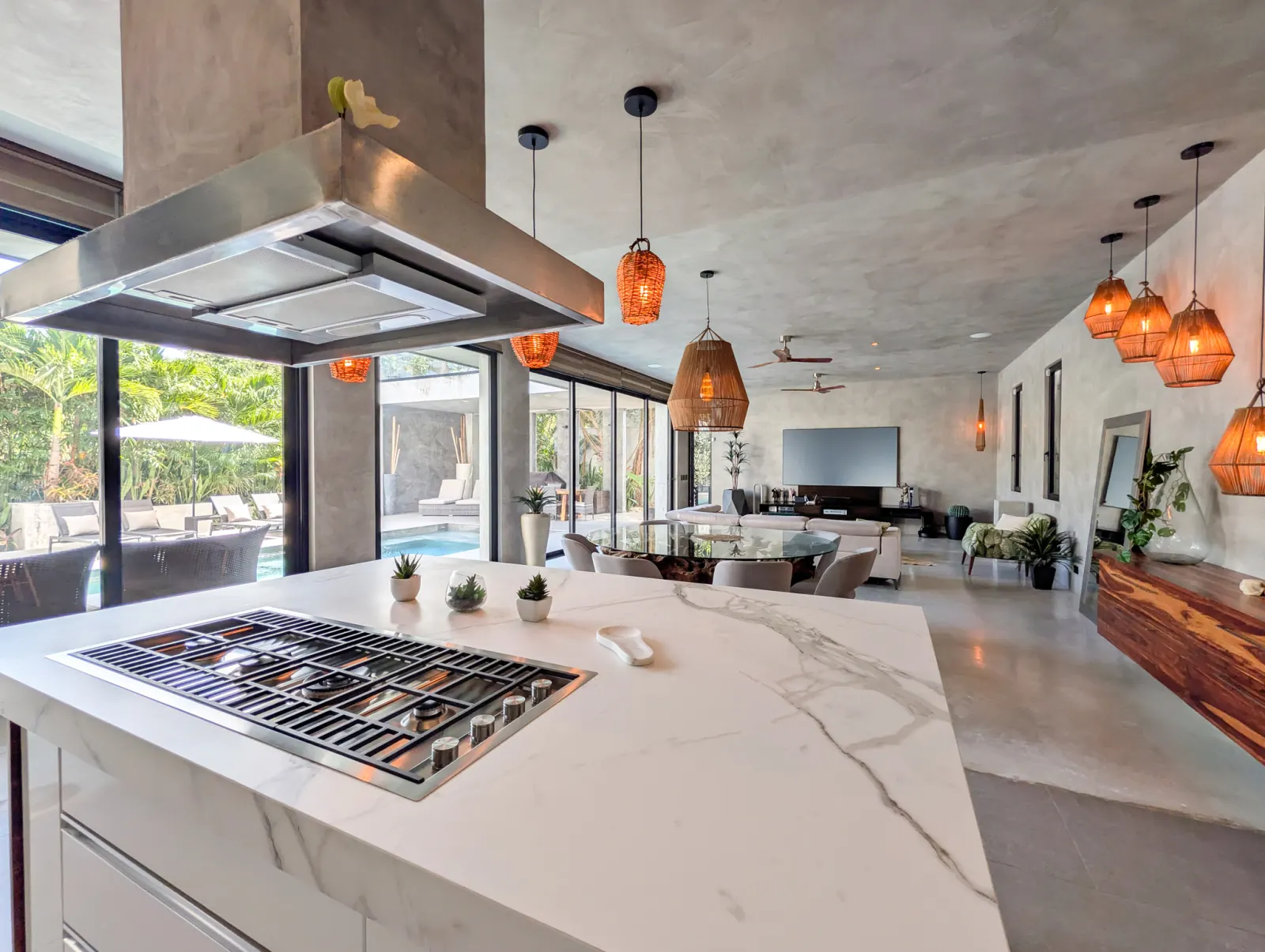 Casa Luum Playacar Fase 2 — residencia 4 recámaras con alberca privada oversize, sistema solar 24 paneles, cocina Antolini Tech porcelánico italiano