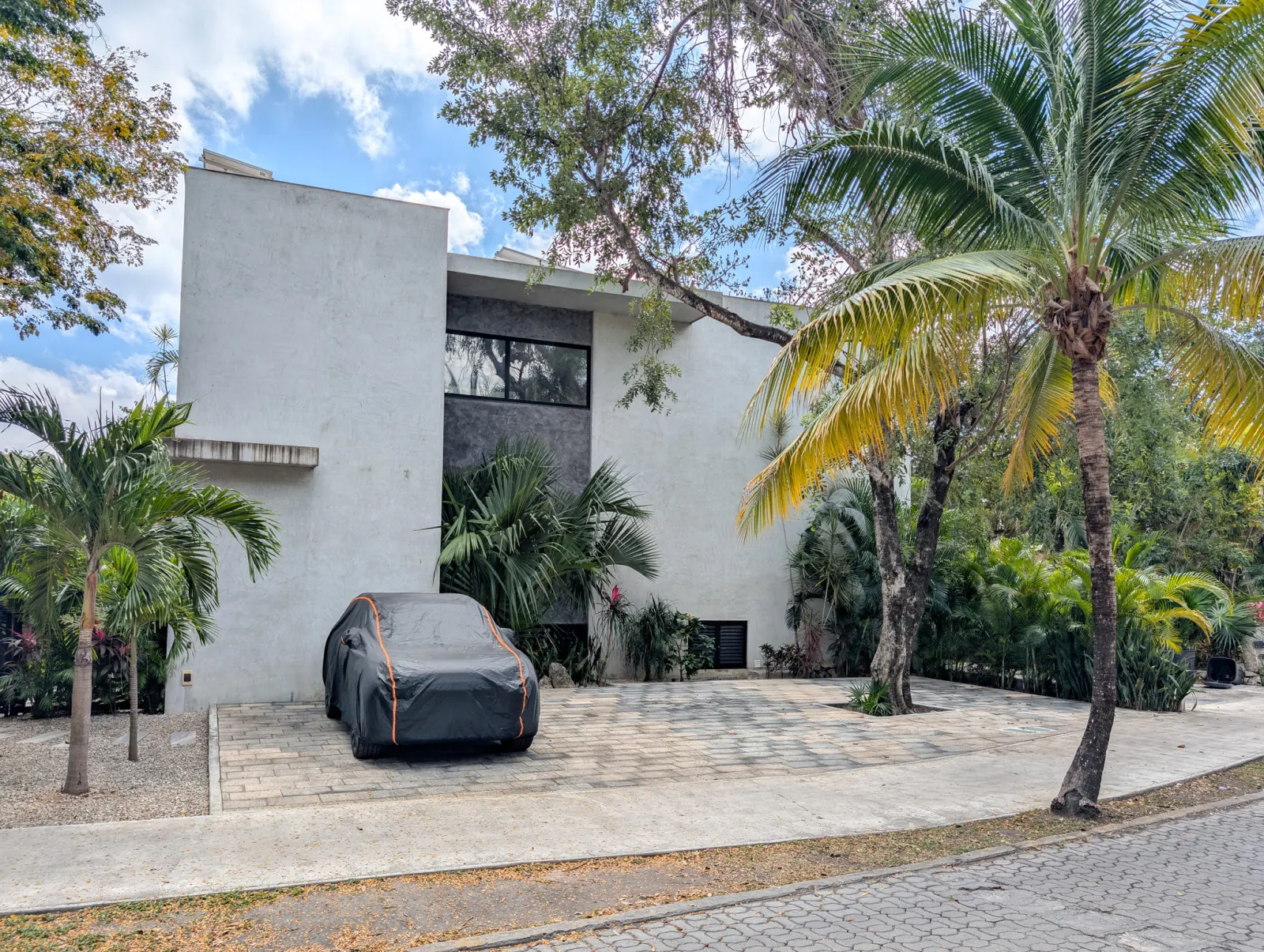 Casa Luum es una residencia familiar de 4 recámaras dentro de la Fase 2 de Playacar, la ga...