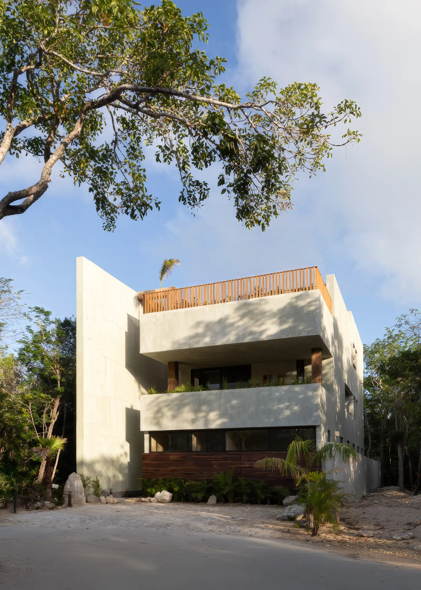 Fachada dia vegetacion tropical casa maria - Casa María