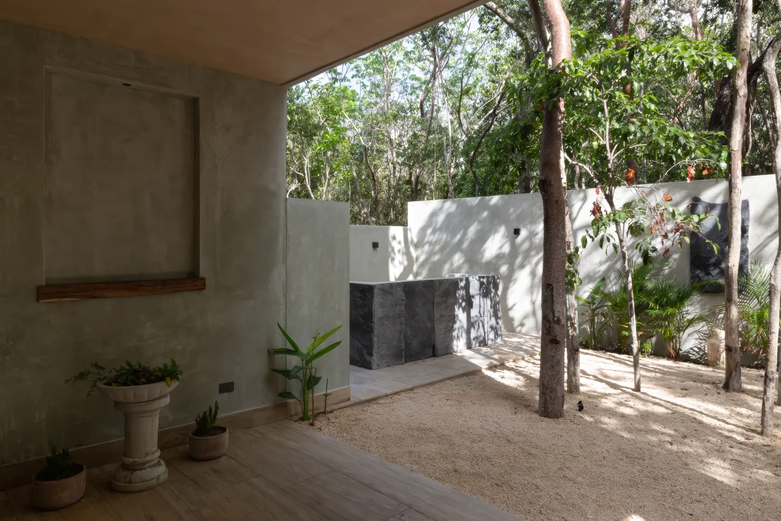 Patio interior vegetacion tropical casa maria - Casa María