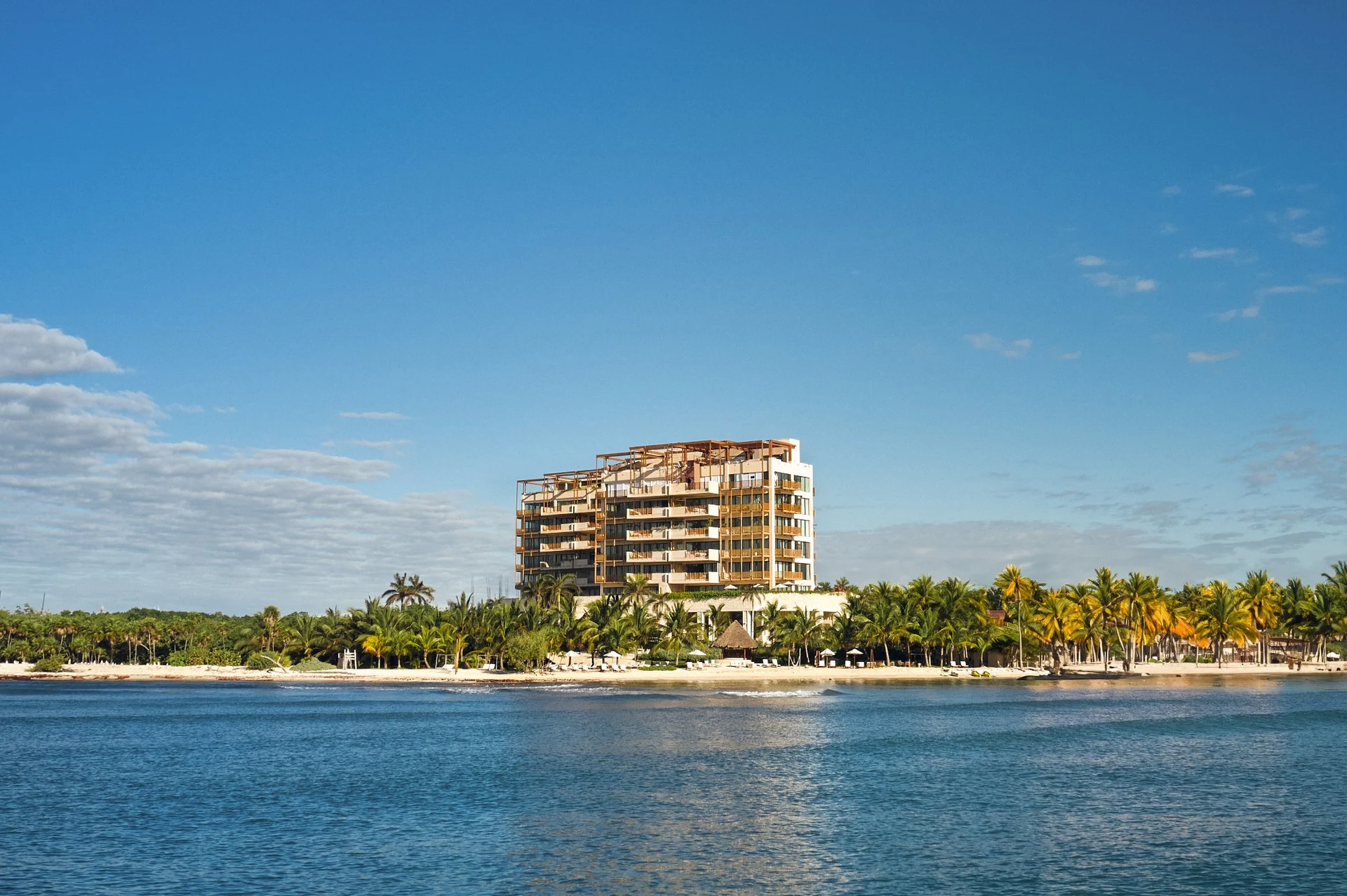 Costa Residences & Beach Club Corasol — 66 residencias beachfront por Sordo Madaleno y CUAIK
