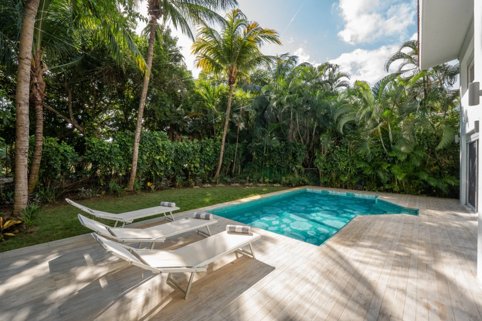 Dolce Villa — alberca con mosaico Bisazza y jardín, Playacar Fase 2