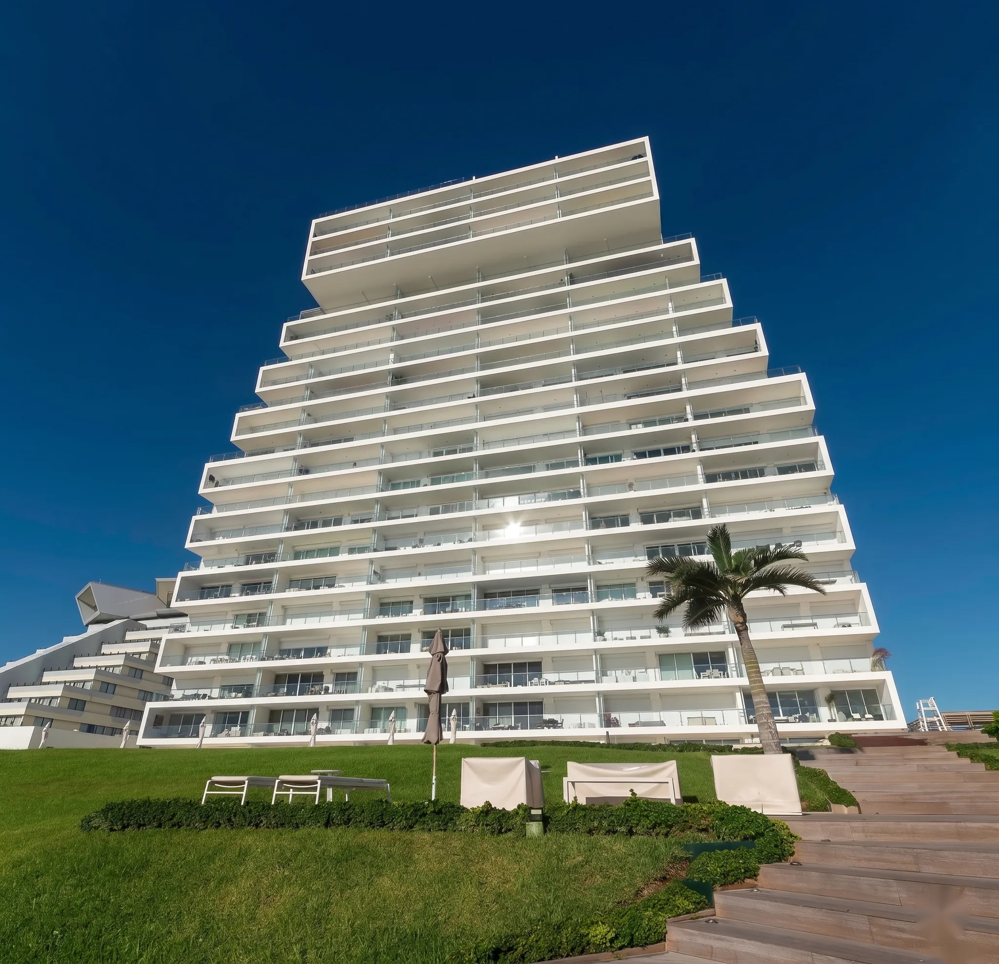Emerald Residences — emerald cancun torre fachada, Zona Hotelera