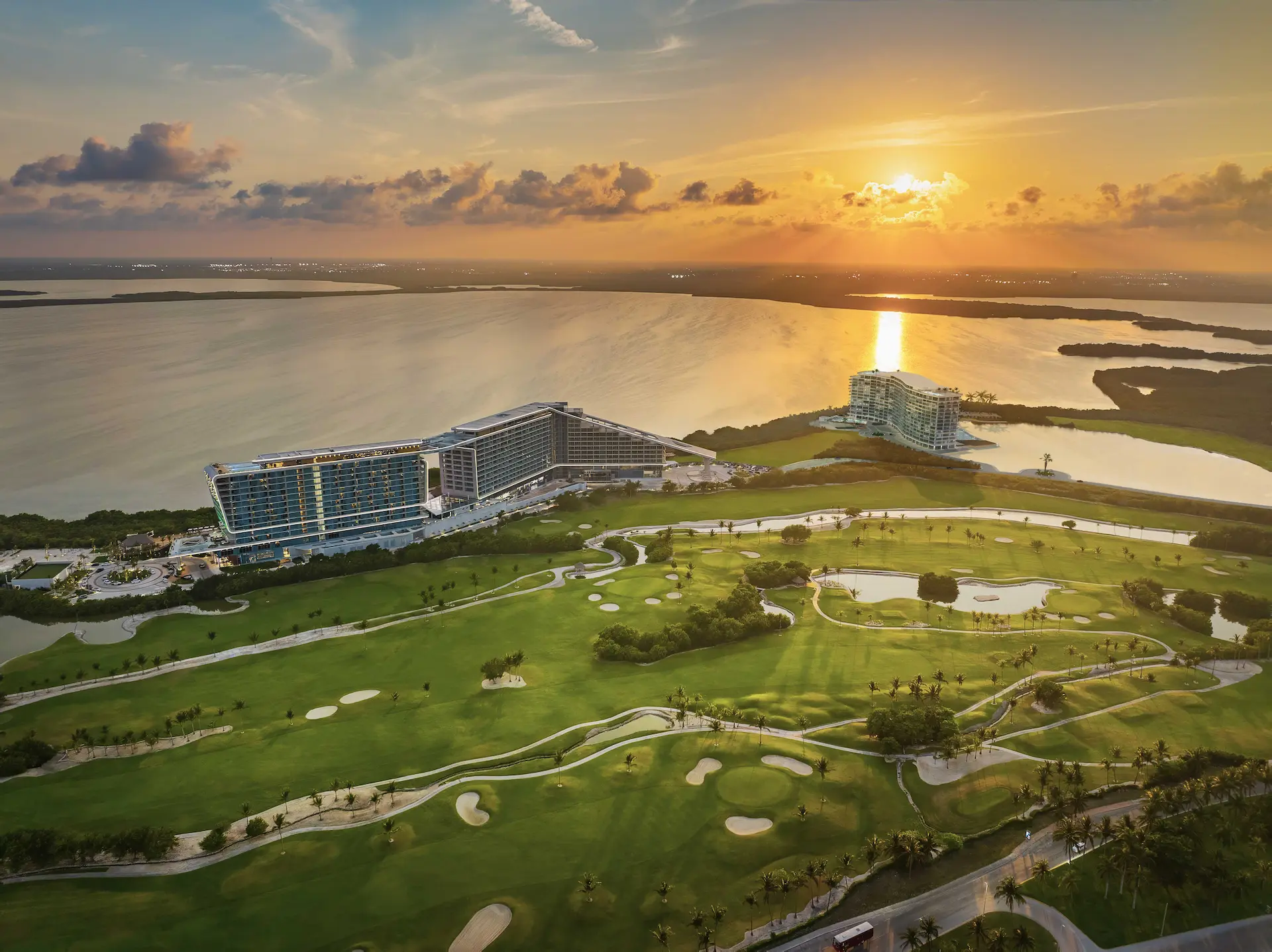 Fachada de The Residences at Grand Island, diseño Grupo Murano, Cancún