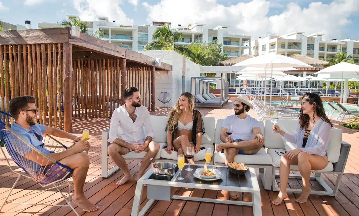 La Amada Costa Mujeres Lounge
