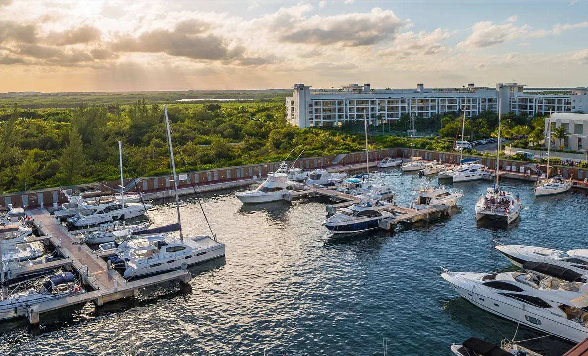 La Amada Costa Mujeres — comunidad master-planned con marina propia, golf Greg Norman, beach club y residencias frente al mar