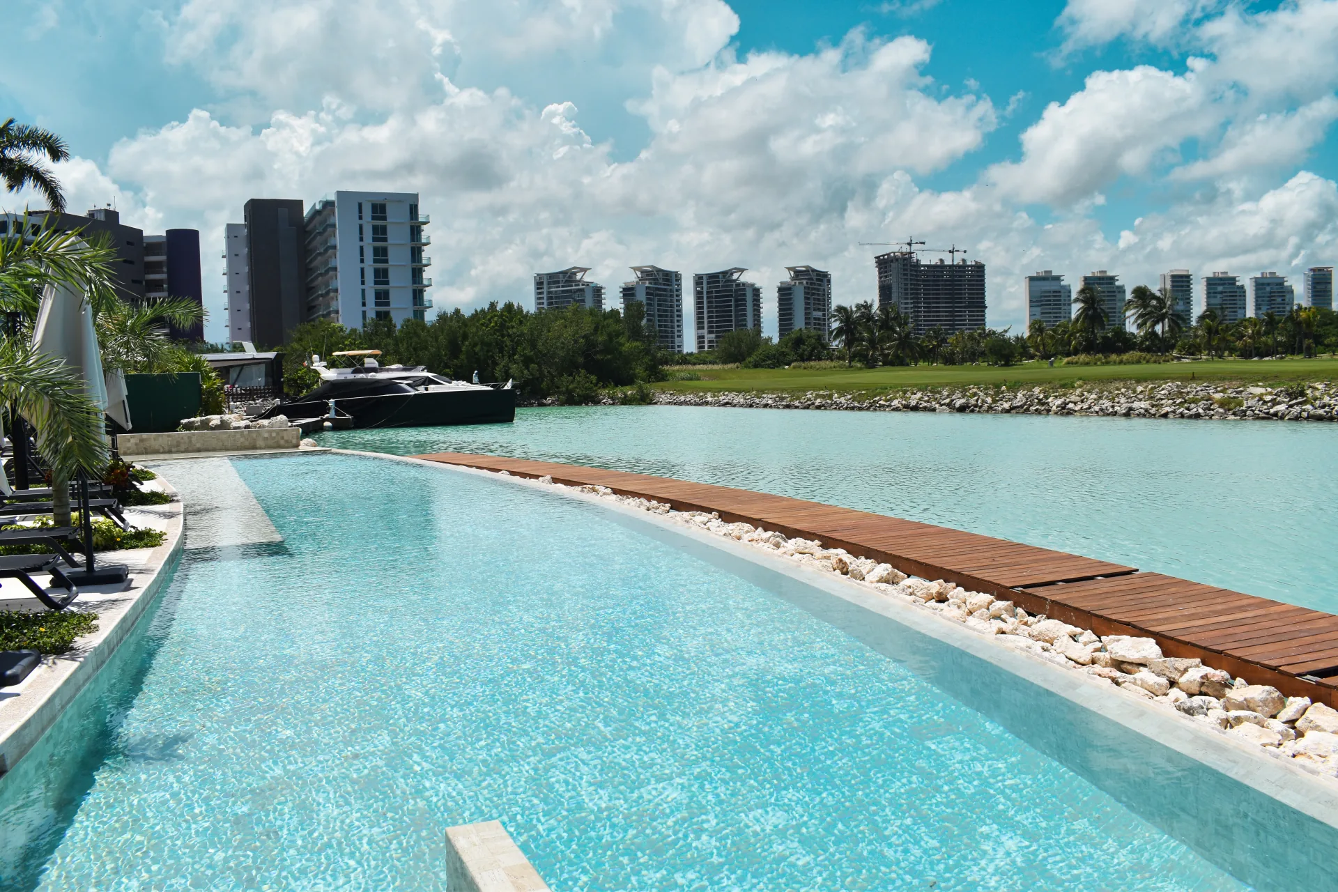 Infinity pool with golf course view - La Vela