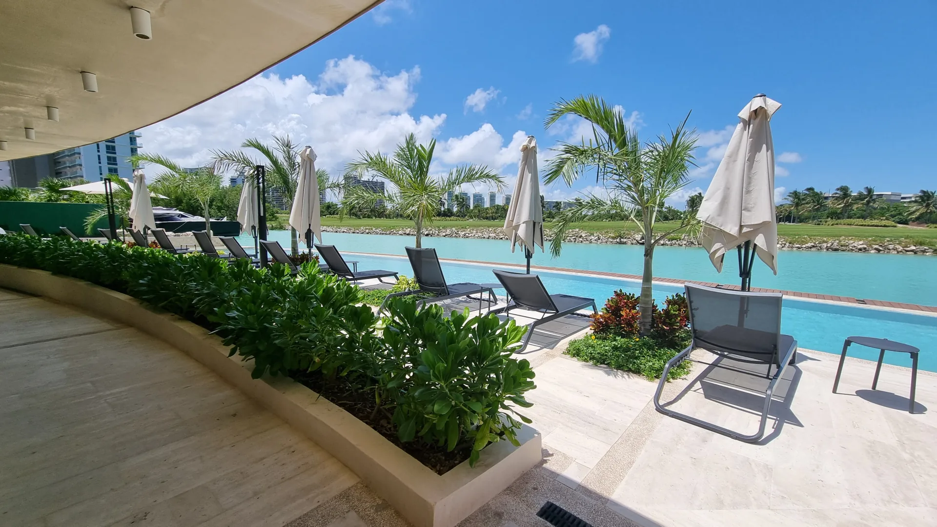 Pool facing the golf course - La Vela