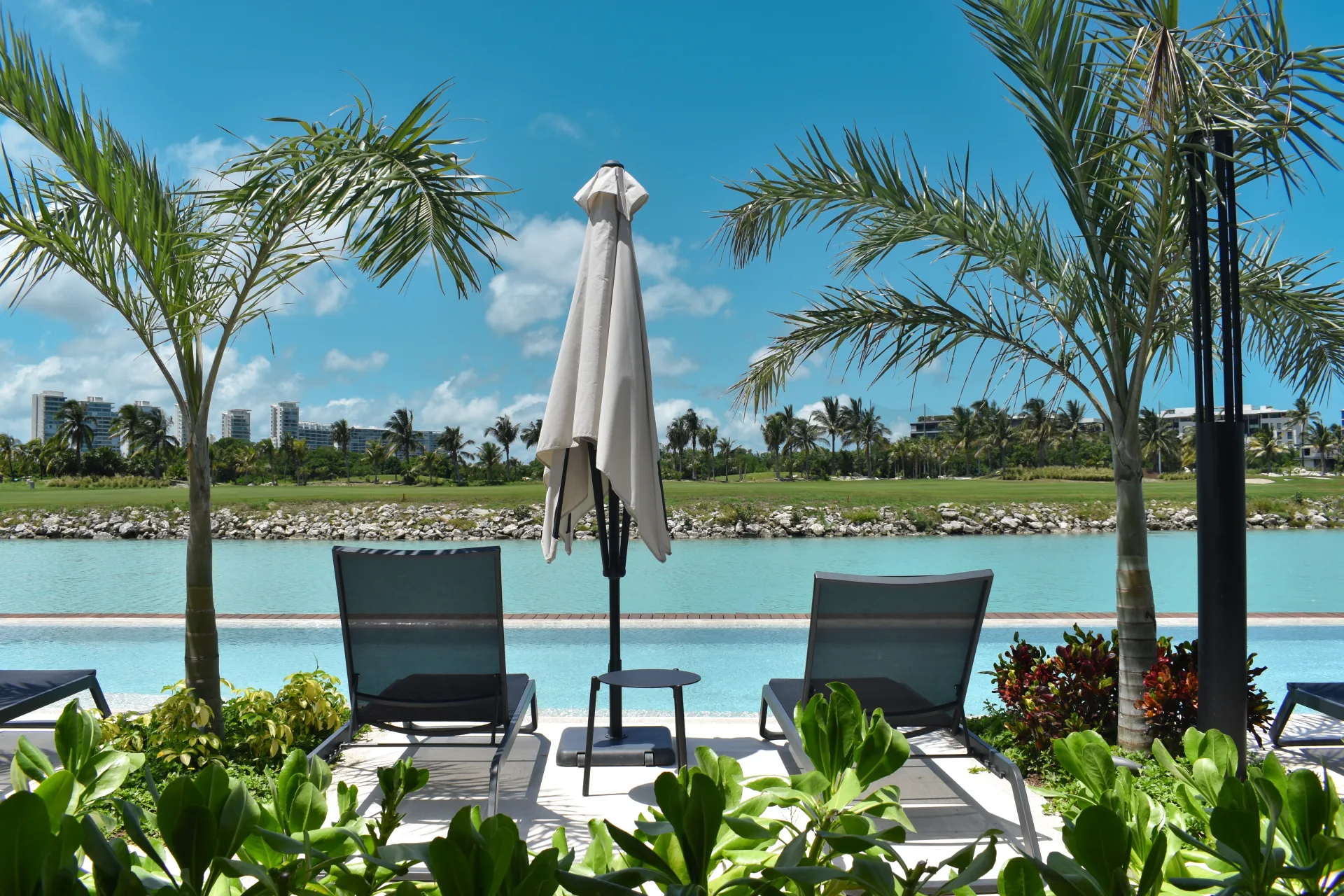 Pool with marina view - La Vela Puerto Cancun