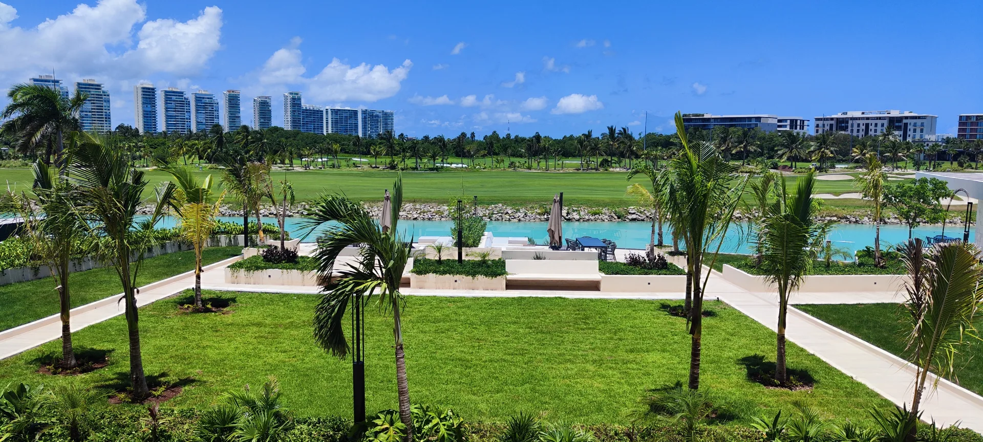 Amenities facing the lagoon - La Vela