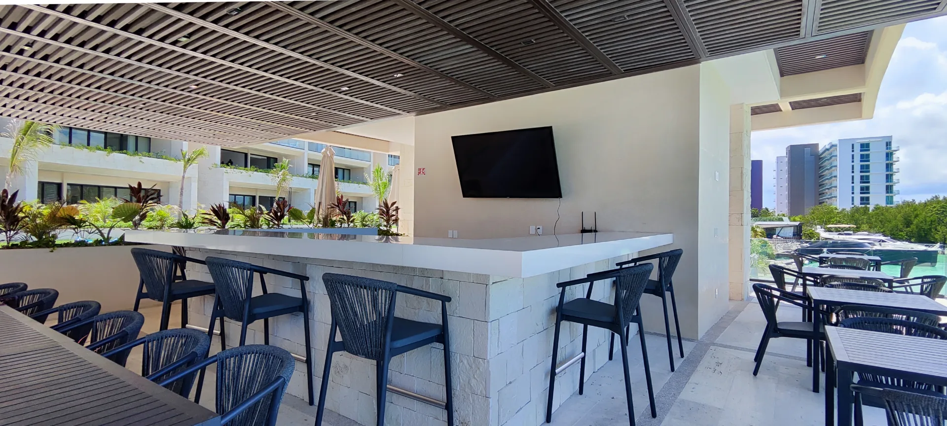 Outdoor bar with golf course view - La Vela