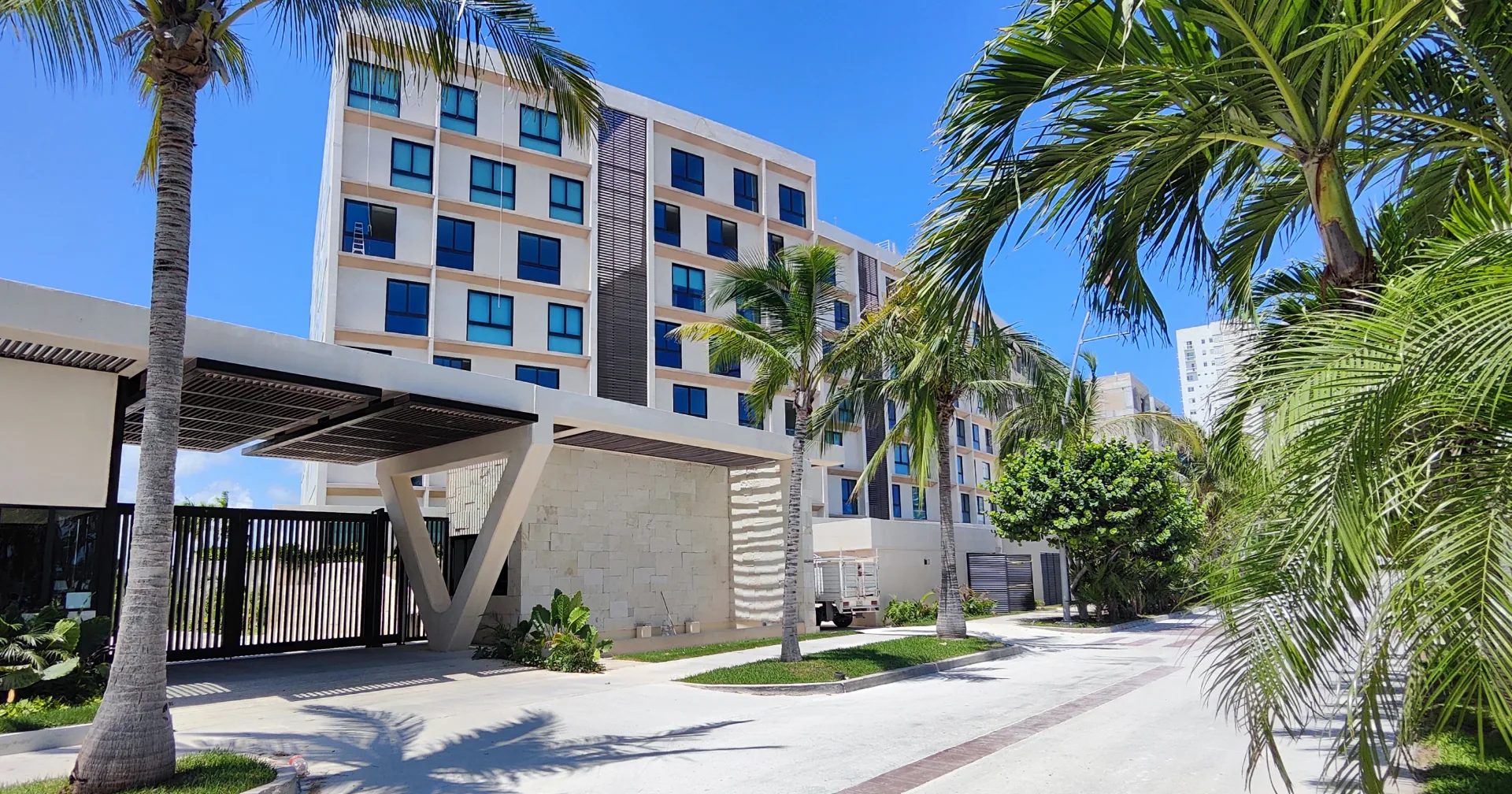 Main entrance and lobby - La Vela