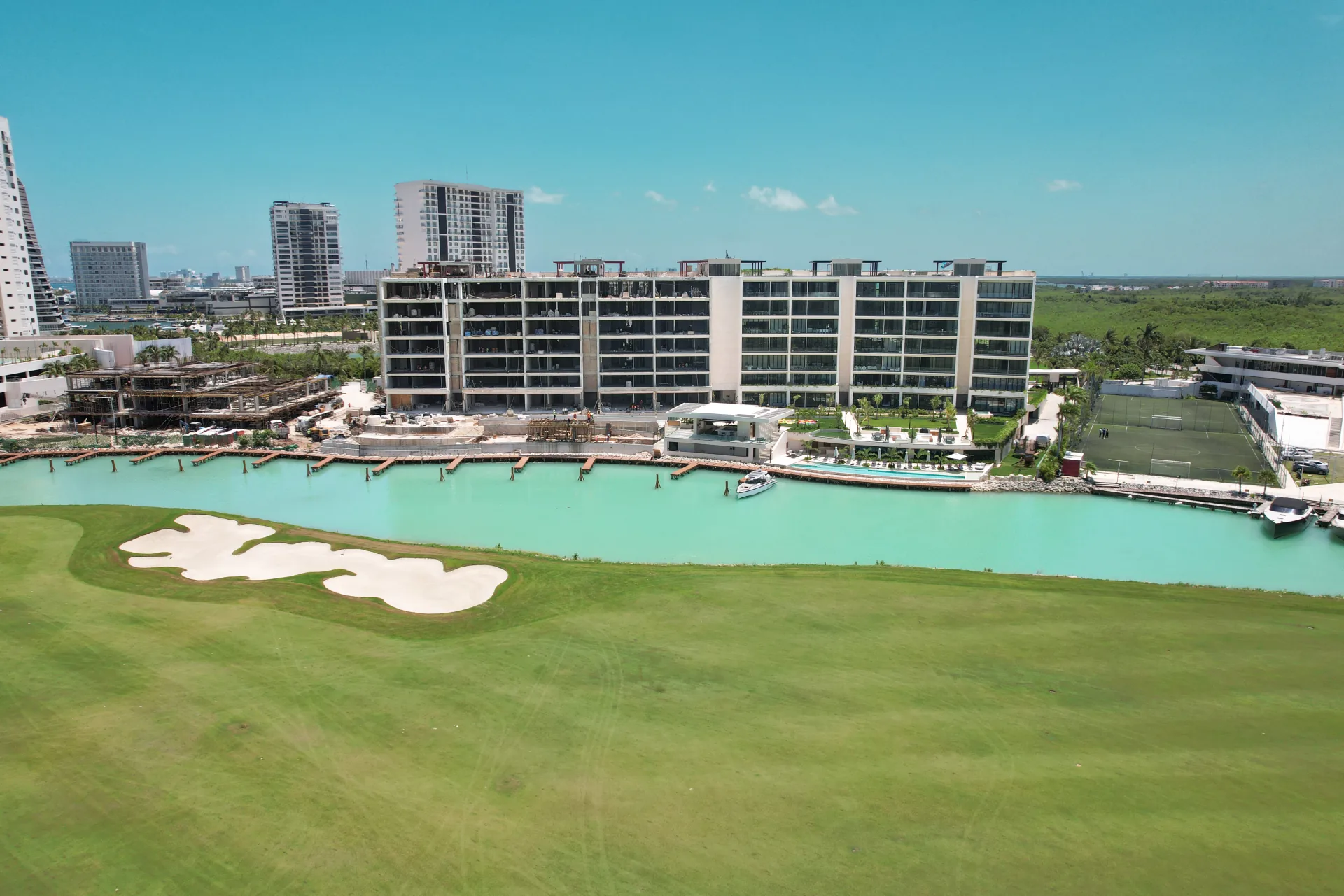 La Vela Puerto Cancún — residencias premium frente al campo de golf y la marina