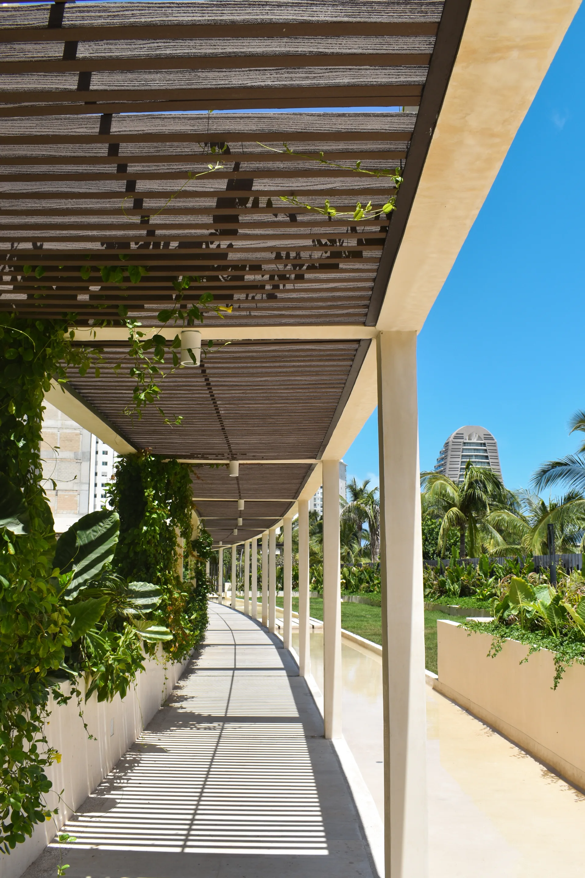 Outdoor hallway with water mirror - La Vela
