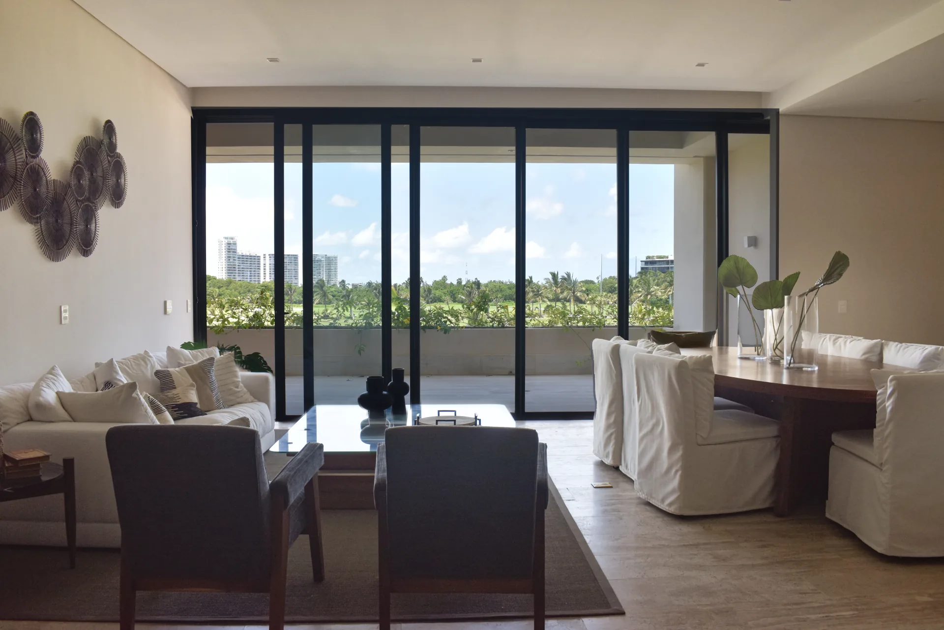 Living-dining with luxury finishes - La Vela