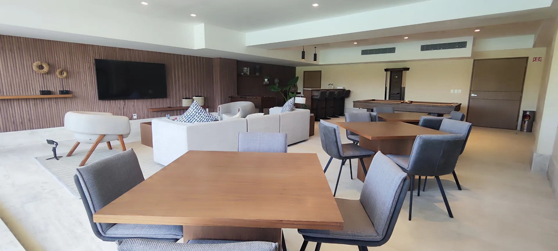 Game room with bar - La Vela