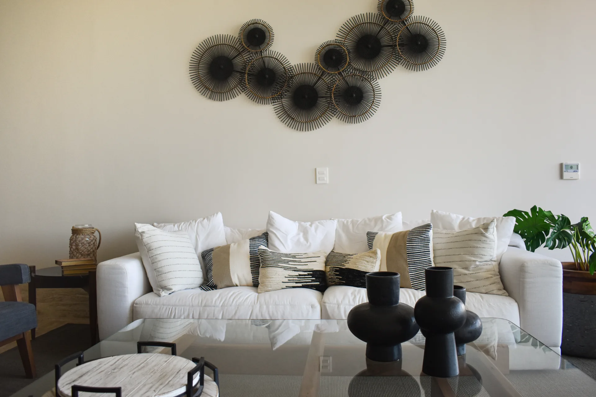 Panoramic living room with natural light - La Vela