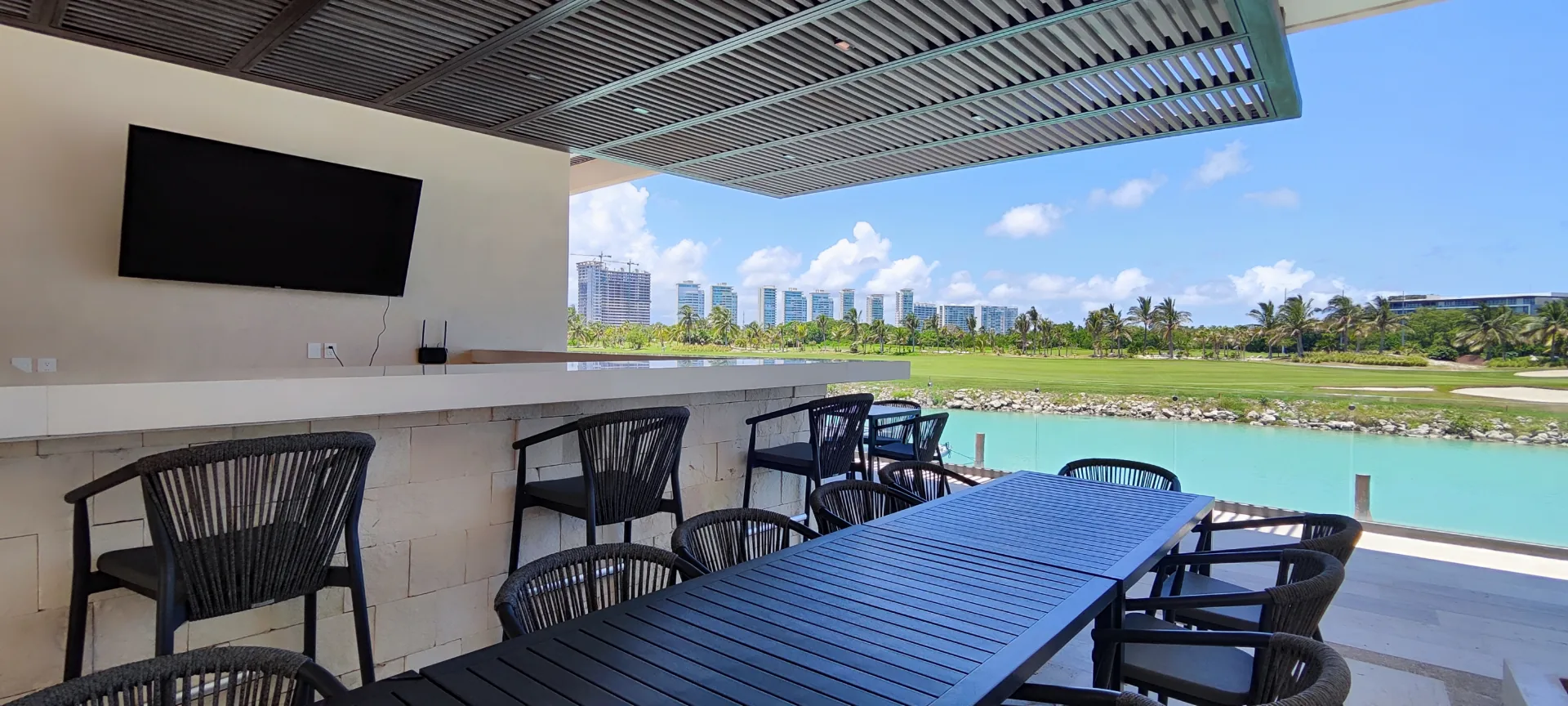 Terrace with bar facing pool - La Vela