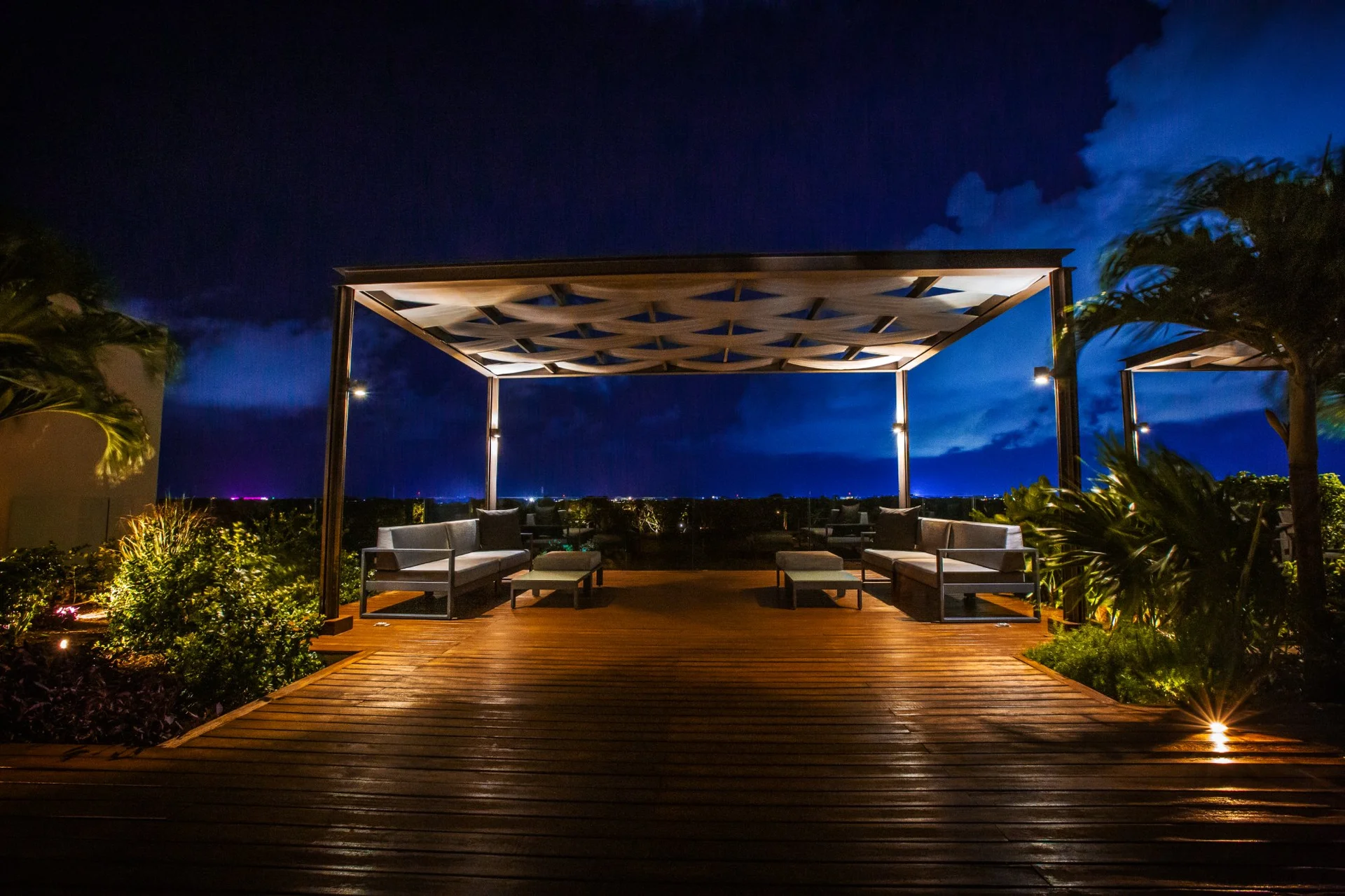 Rooftop con pérgola iluminada de noche y vista panorámica en Mara Playacar Fase 2