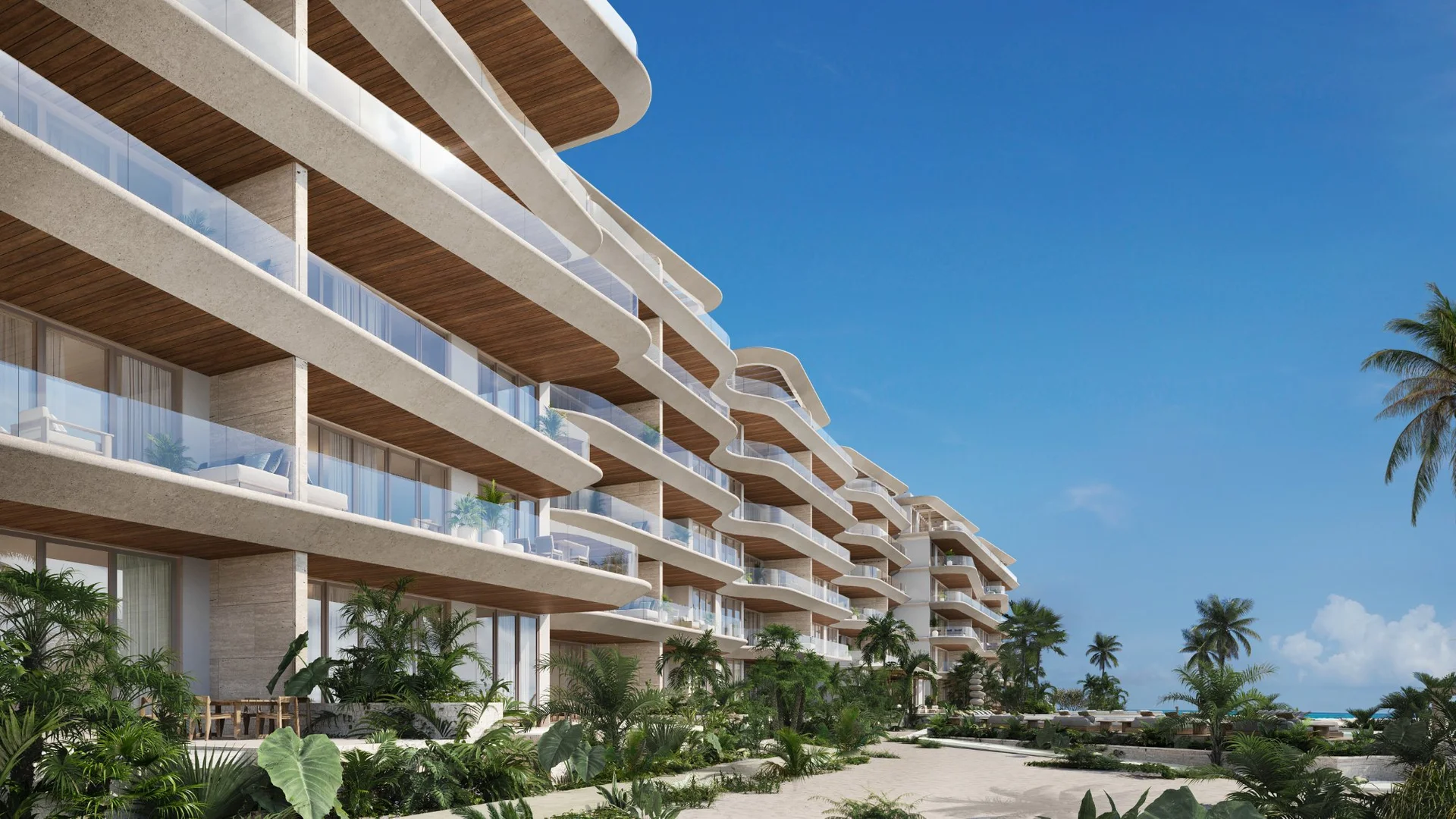 Fachada lateral de Marietta con balcones de madera y jardines en Isla Mujeres
