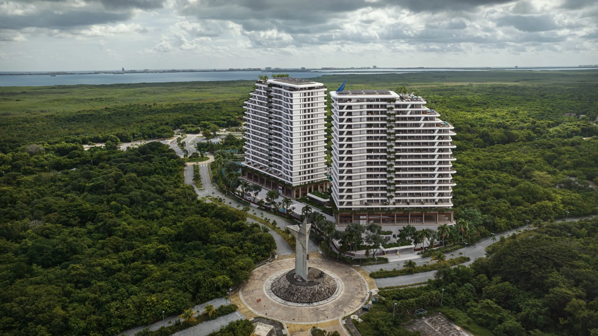 Balcones de penthouse con vista panorámica a la ciudad de Cancún de noche en Nautica Residences