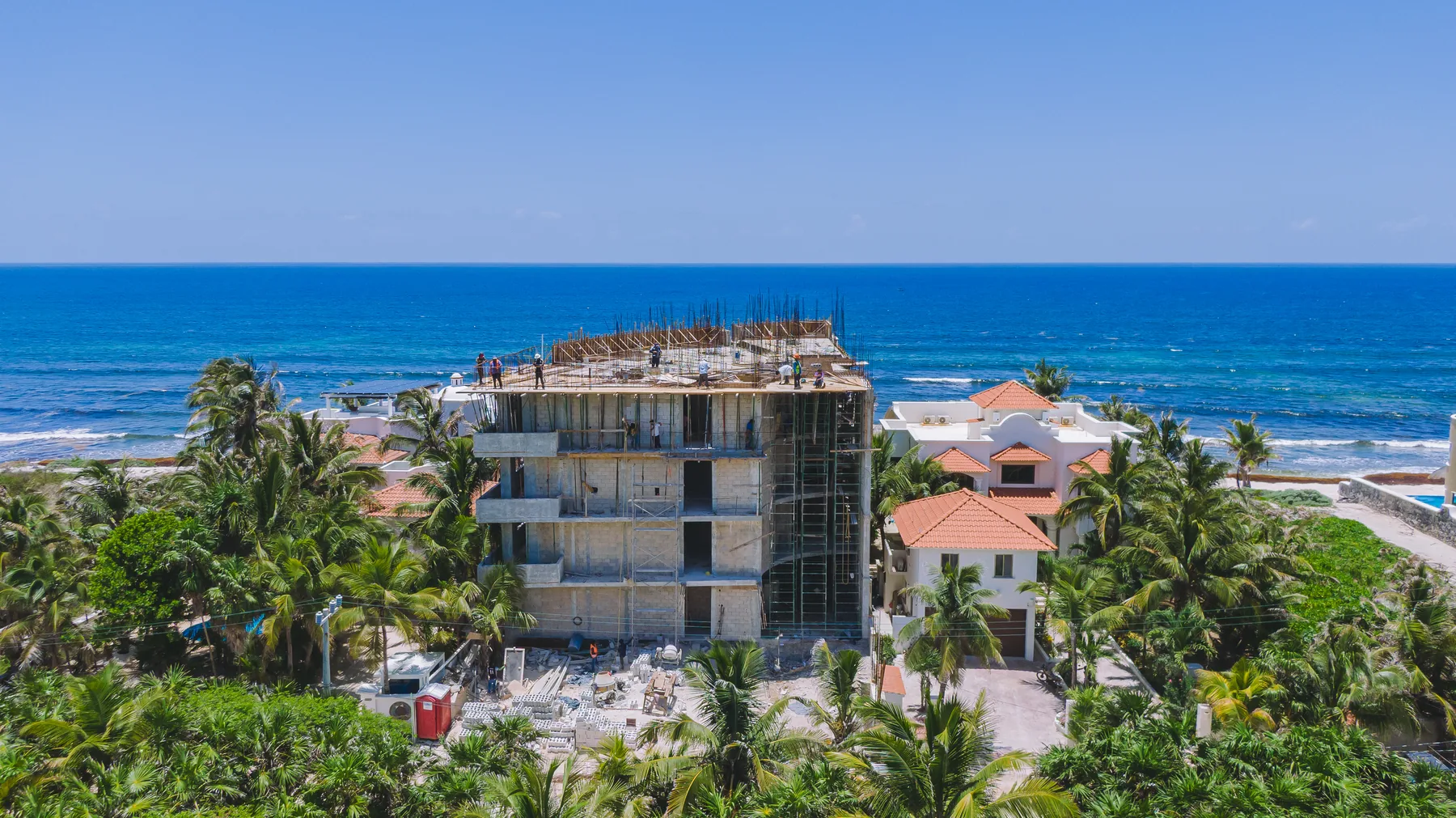 Nautila Beachfront Flats — avance obra jul 2026 aereo lateral bahia tankah tulum, Bahia Tankah