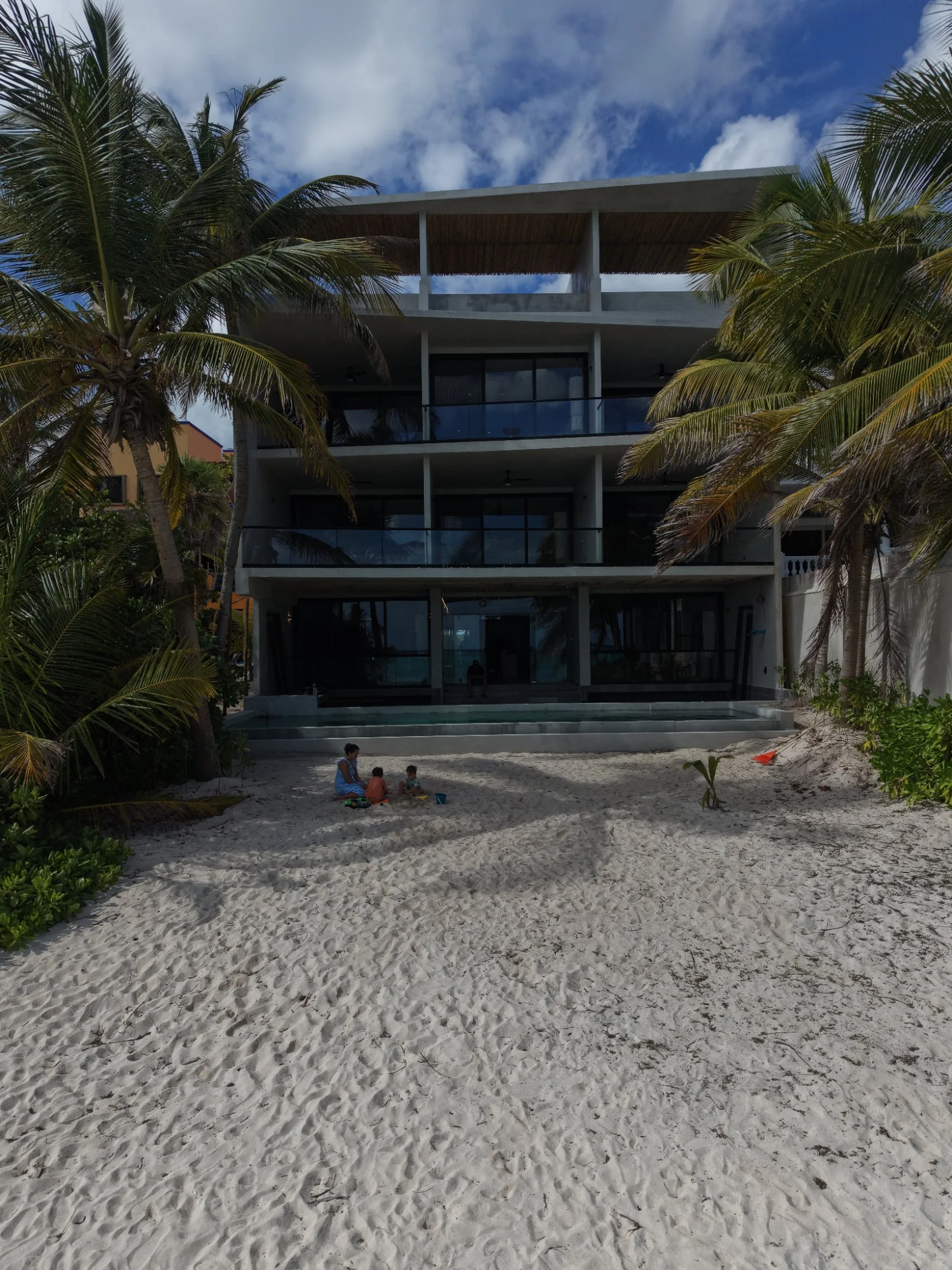 Edificio NEEA Bahía Soliman en arena blanca frente al Mar Caribe, Tulum