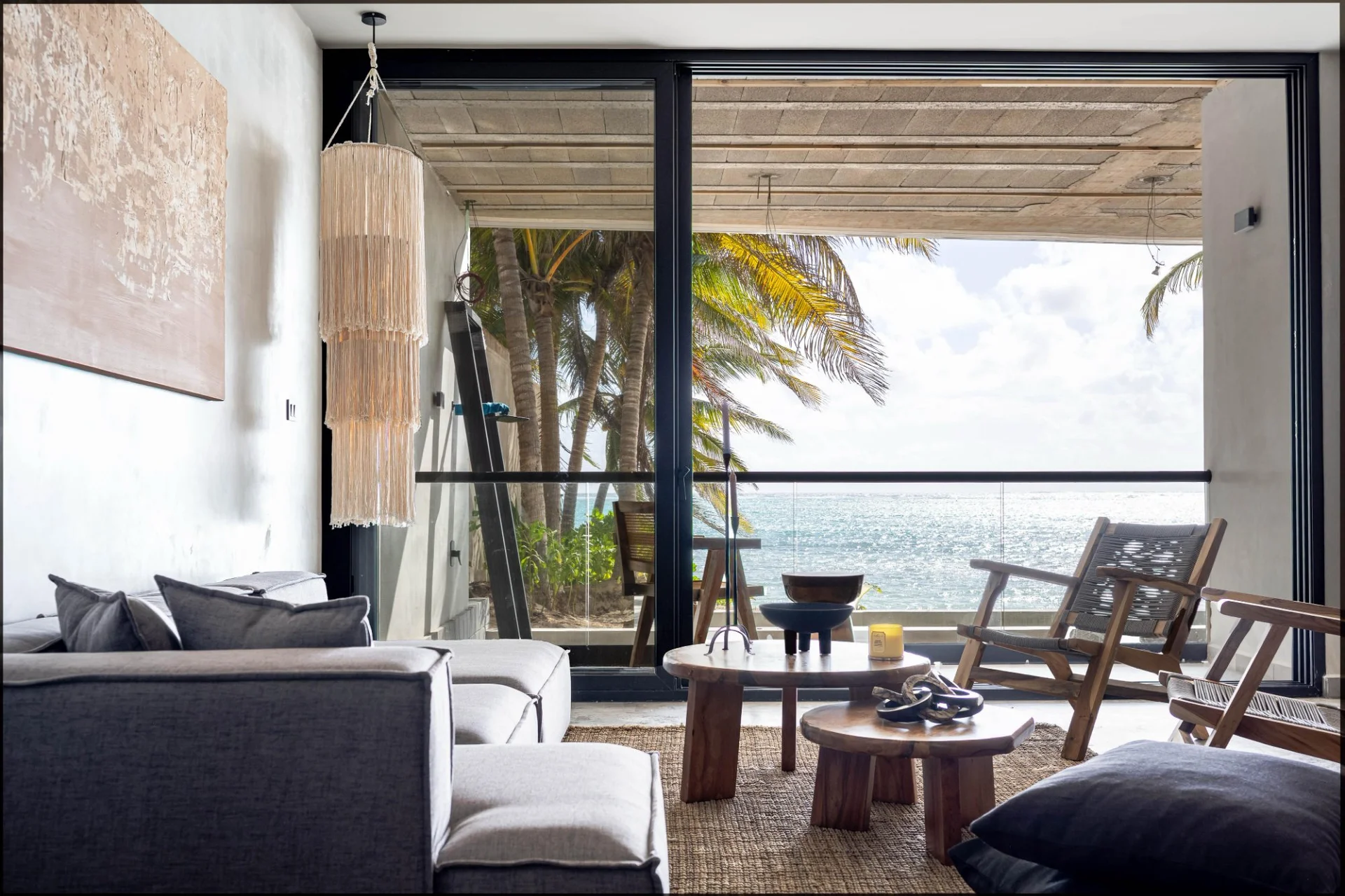Sala con vista al mar en departamento de lujo NEEA Bahía Soliman, Tulum